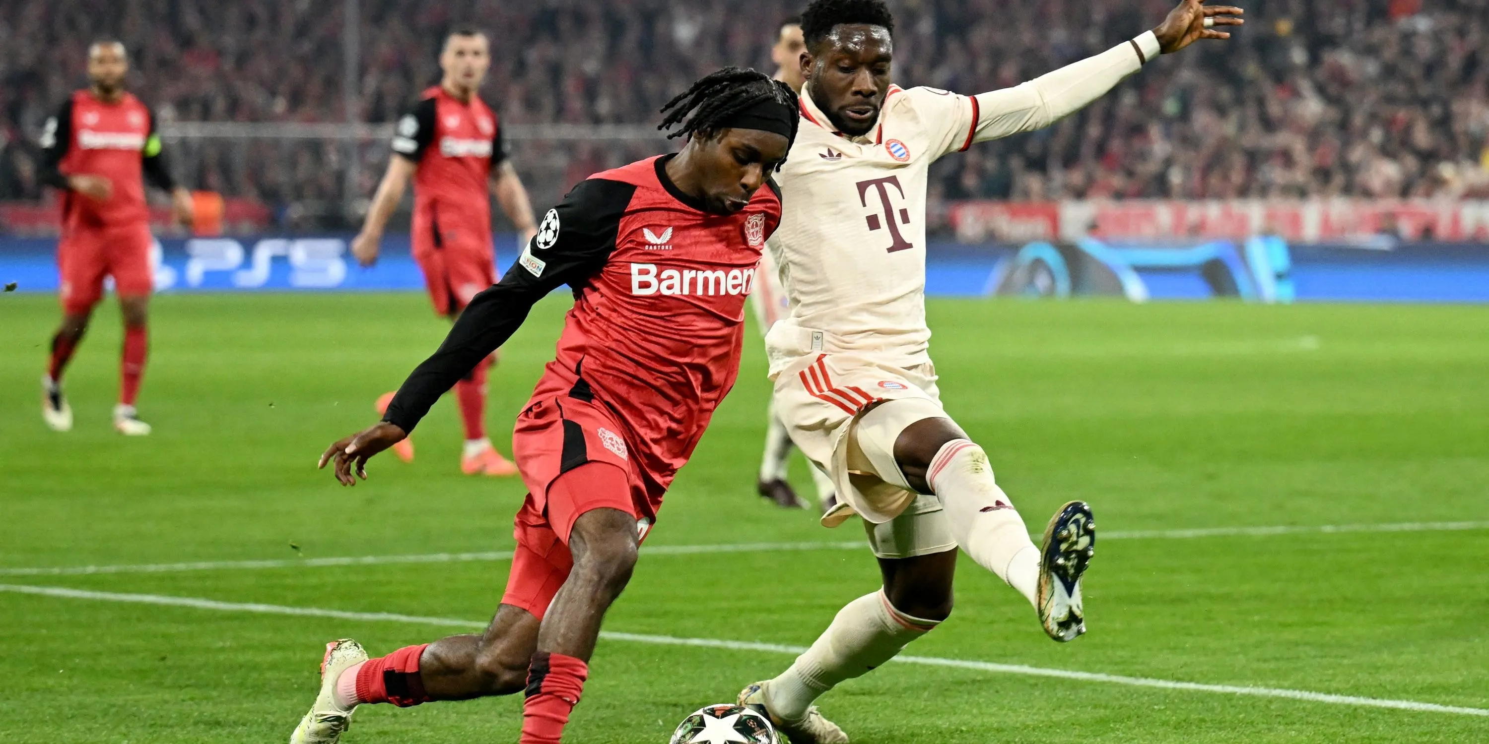 Jeremie Frimpong (Bayer Leverkusen) đối đầu Alphonso Davies (Bayern Munich) trên sân