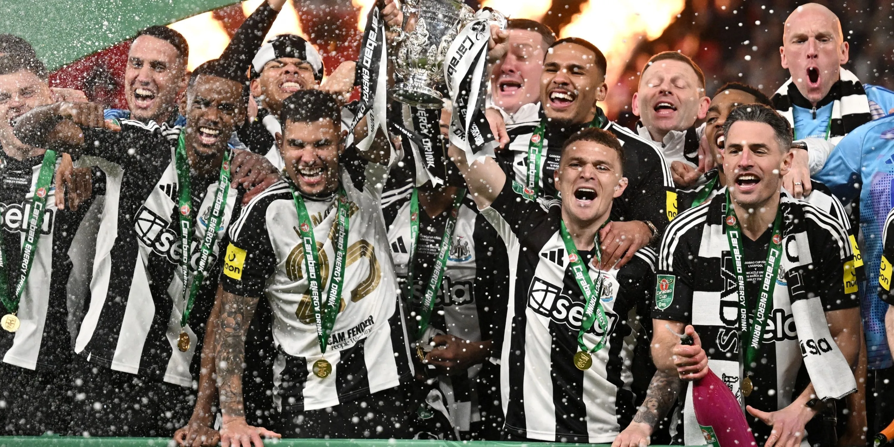 Khoảnh khắc ăn mừng của Newcastle United, đánh dấu sự trở lại của danh hiệu lớn tại sân St James' Park.