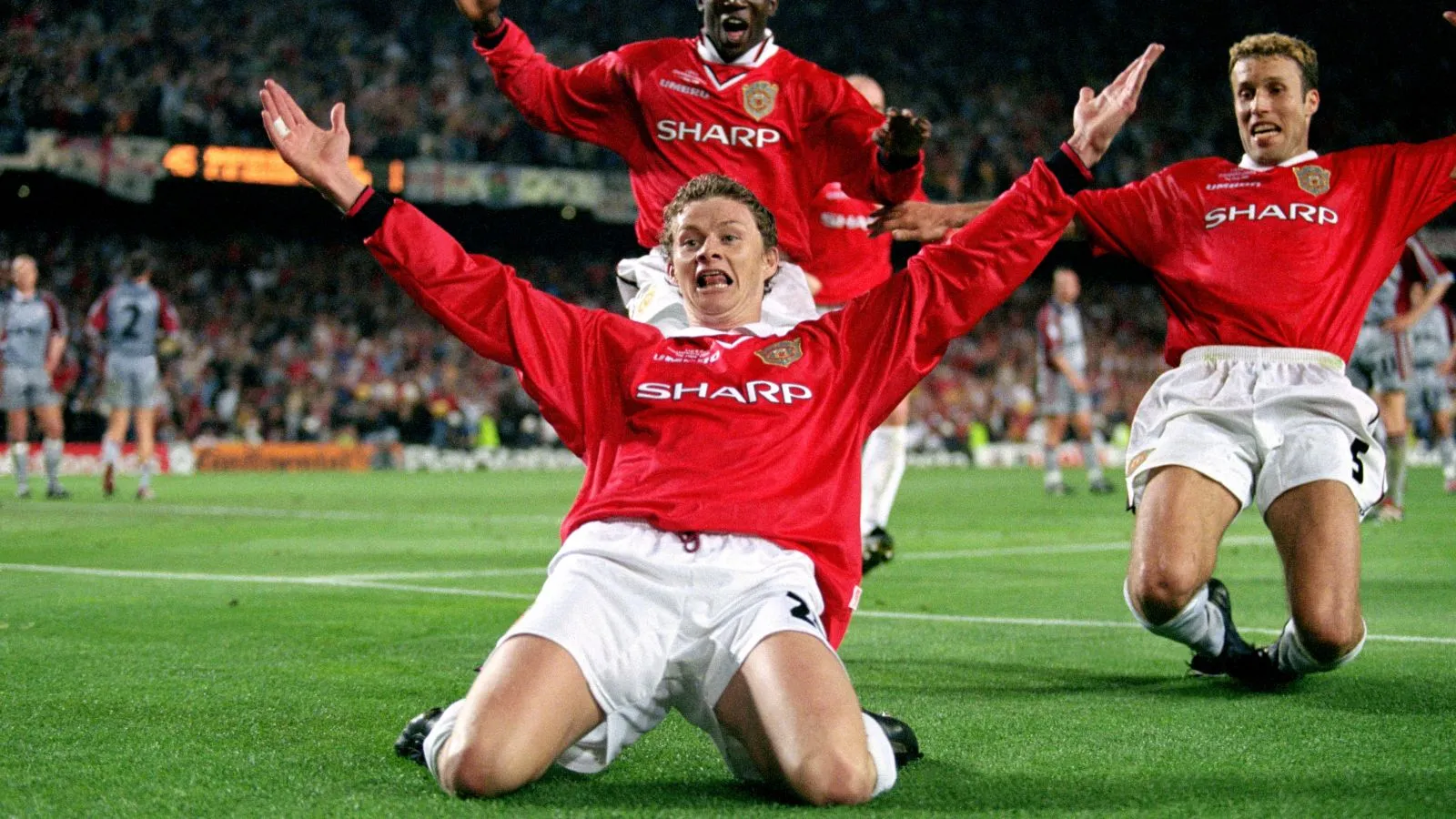 Khoảnh khắc ăn mừng lịch sử của Solskjaer, Yorke và Johnsen trong trận Chung kết C1 năm 1999, khi MU mặc áo Sharp.