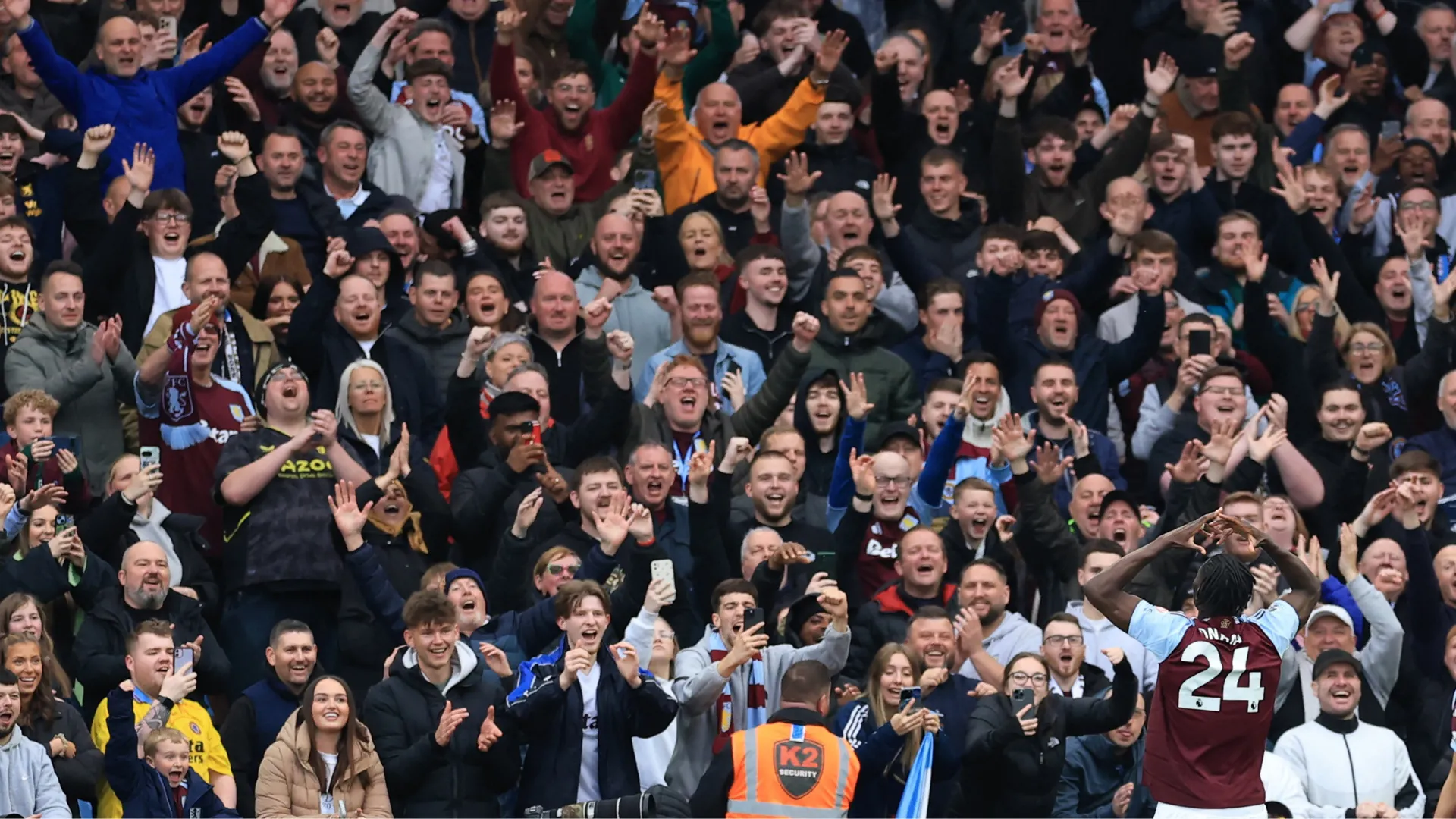 Không khí cuồng nhiệt của các cổ động viên Aston Villa tại Villa Park