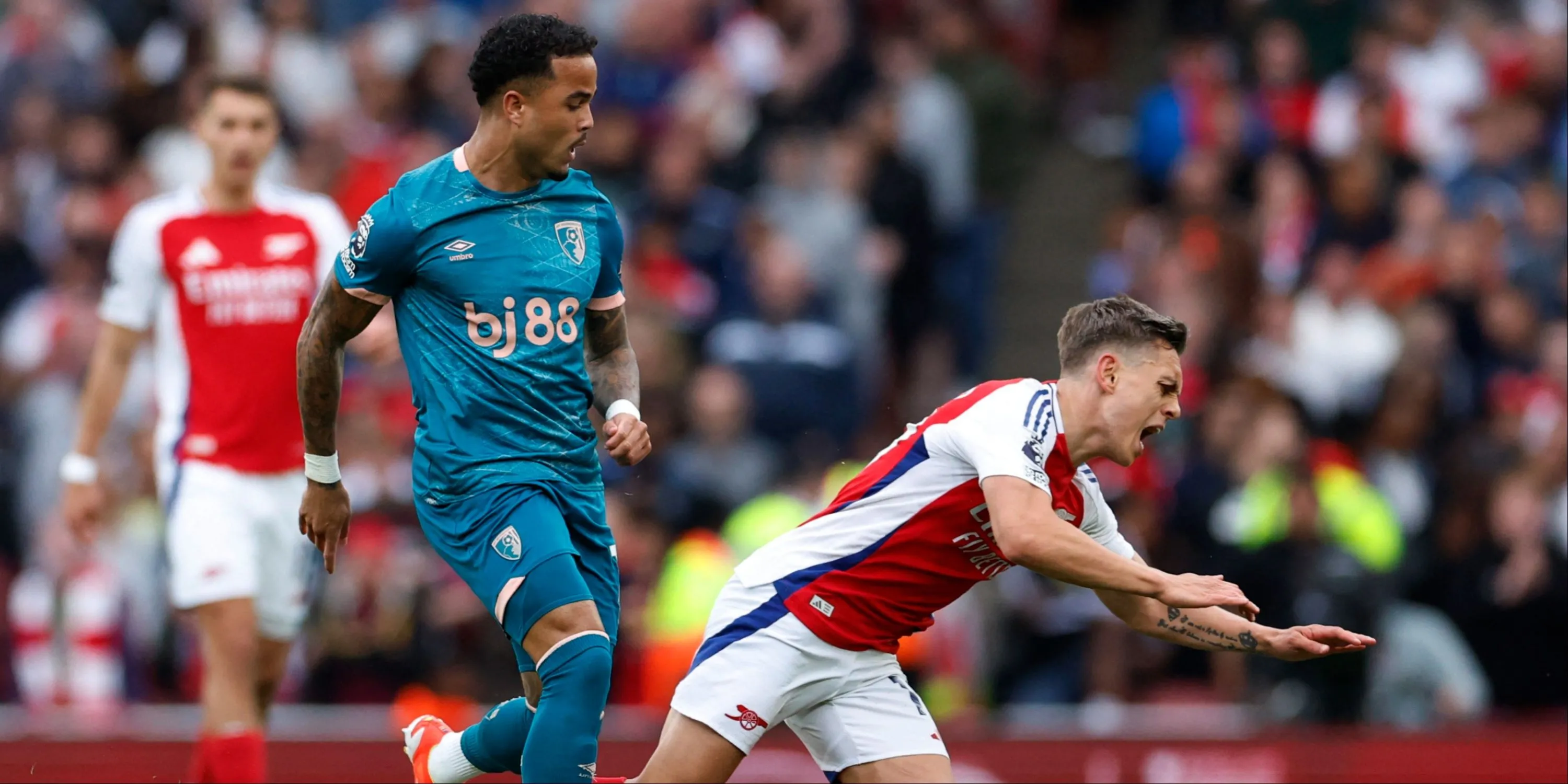 Leandro Trossard thi đấu mờ nhạt trong màu áo Arsenal khi đối đầu với Justin Kluivert của Bournemouth