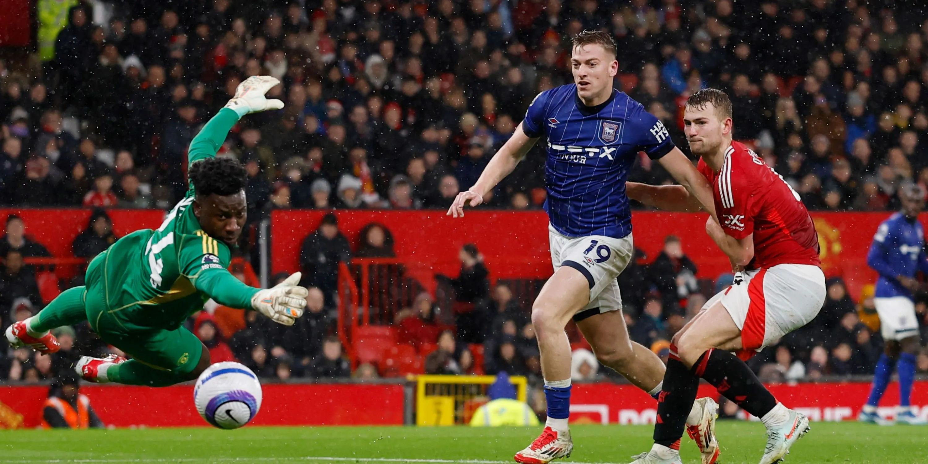Liam Delap ăn mừng bàn thắng cho Ipswich Town
