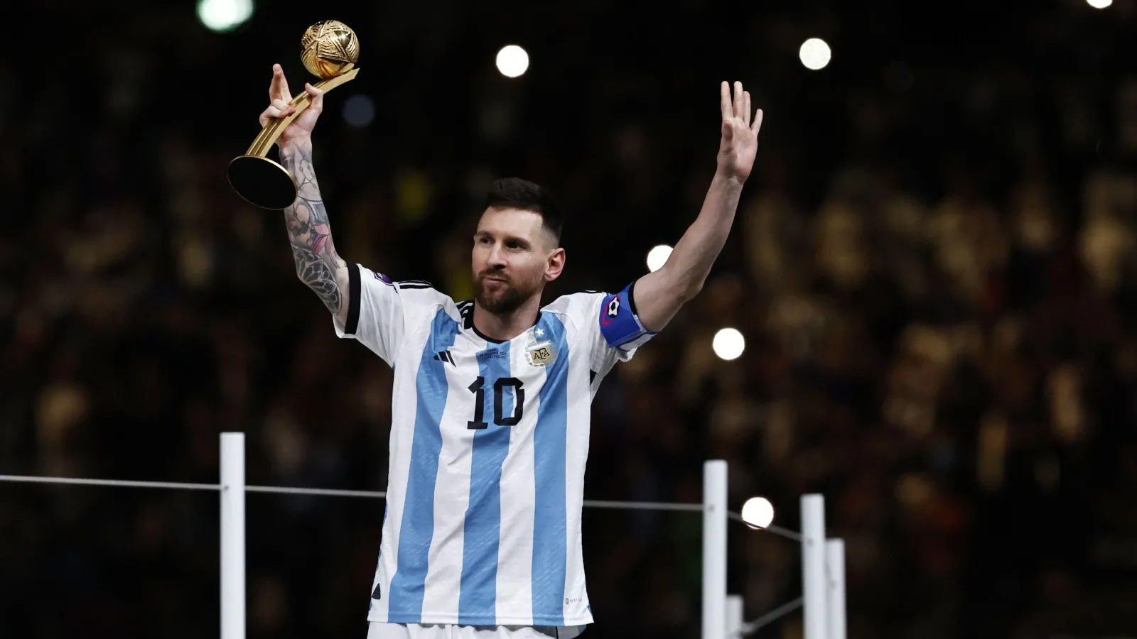 Lionel Messi ăn mừng chức vô địch World Cup 2022