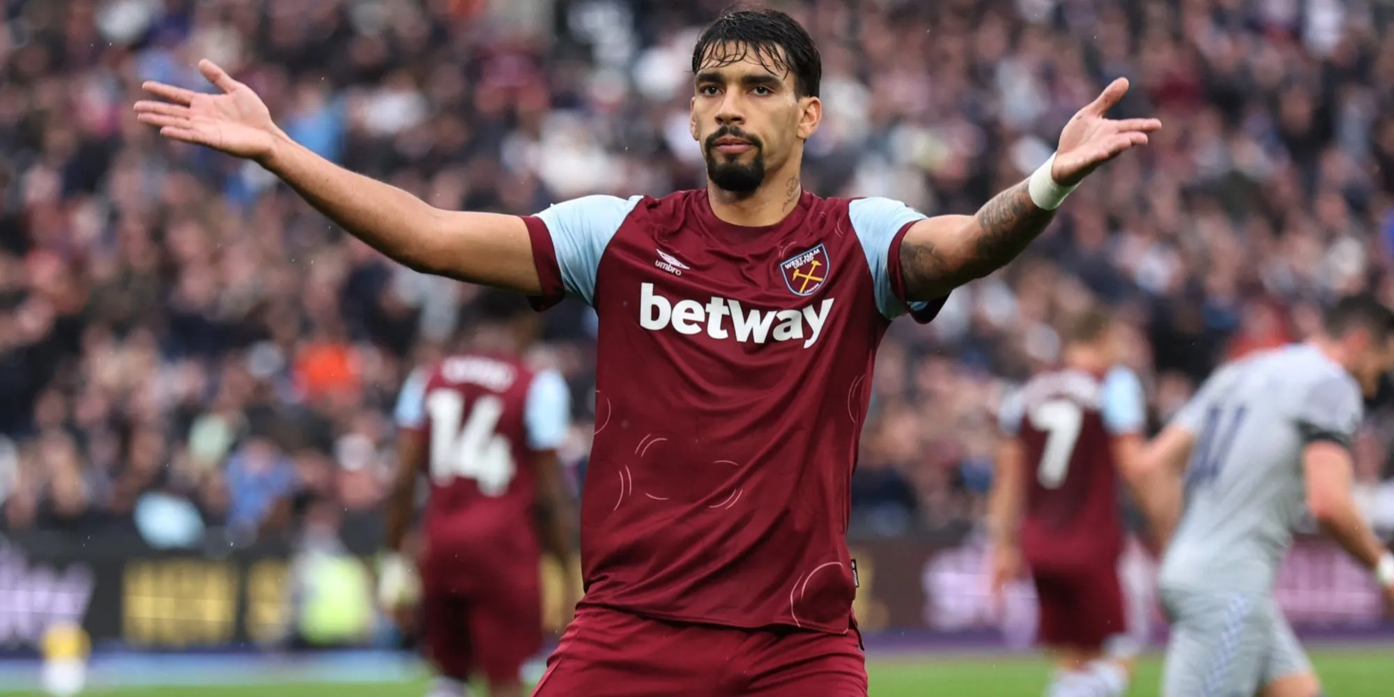 Lucas Paqueta lộ vẻ xúc động được Jarrod Bowen an ủi sau thẻ vàng trận West Ham vs Tottenham