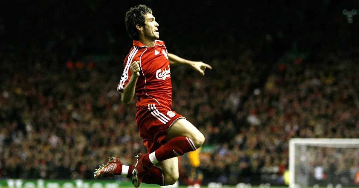 Luis Garcia trong màu áo Liverpool ăn mừng bàn thắng.