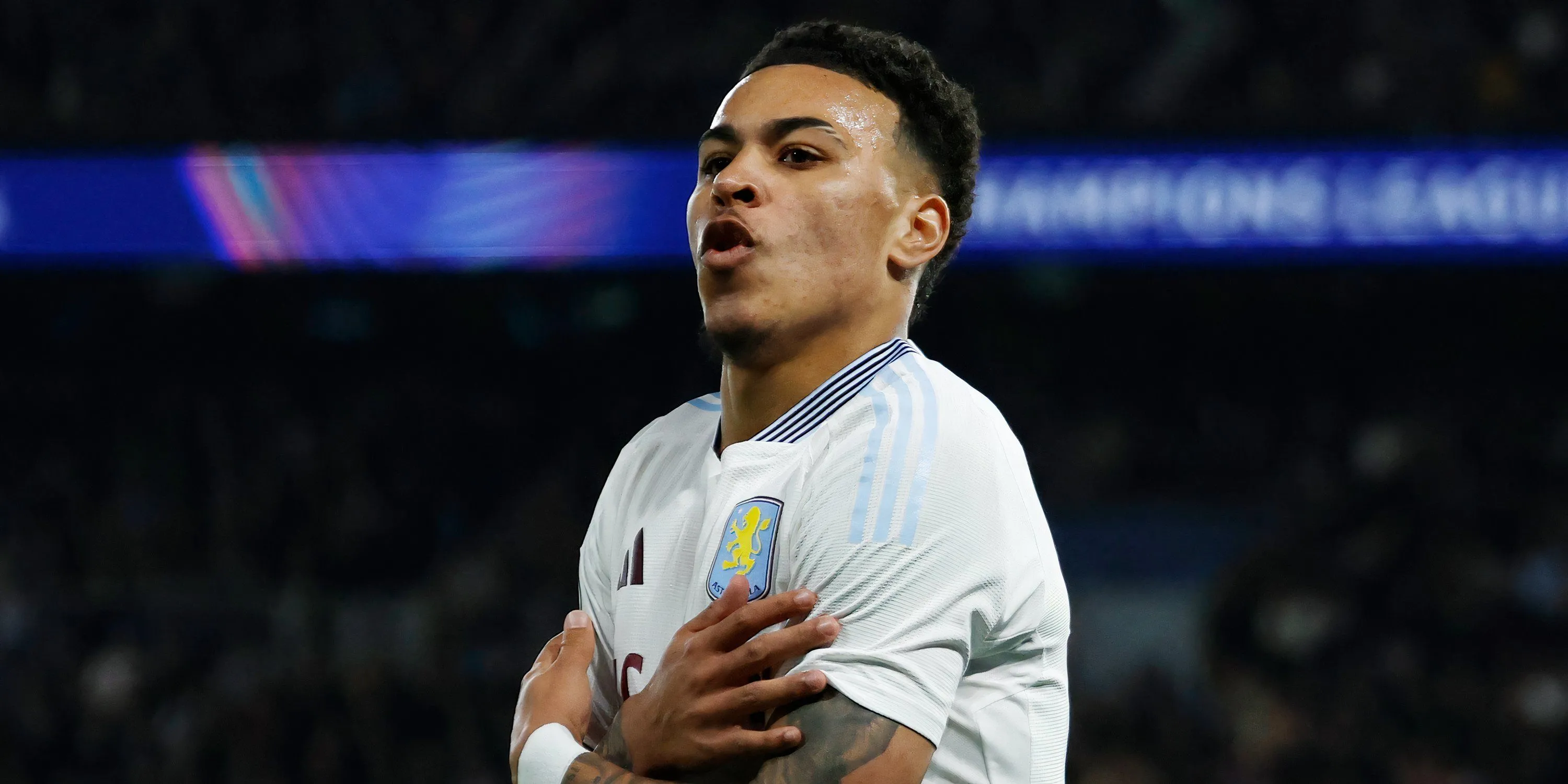 Morgan Rogers ăn mừng sau khi đóng góp vào lối chơi của Aston Villa
