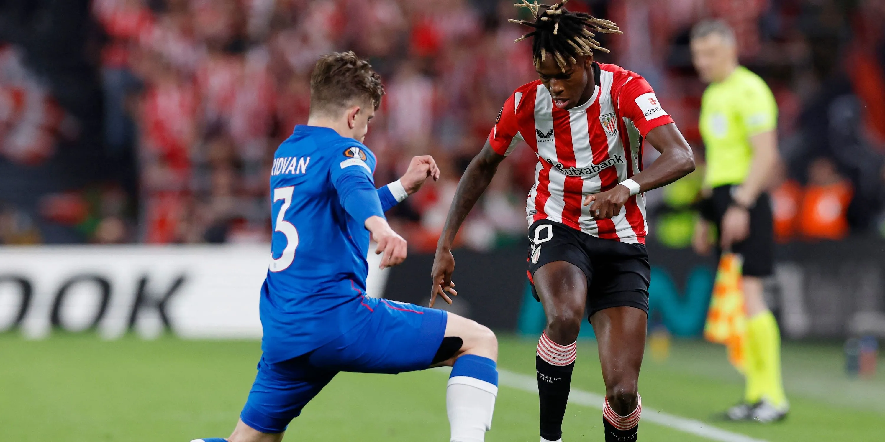Nico Williams của Athletic Bilbao đi bóng qua sự truy cản của cầu thủ Rangers