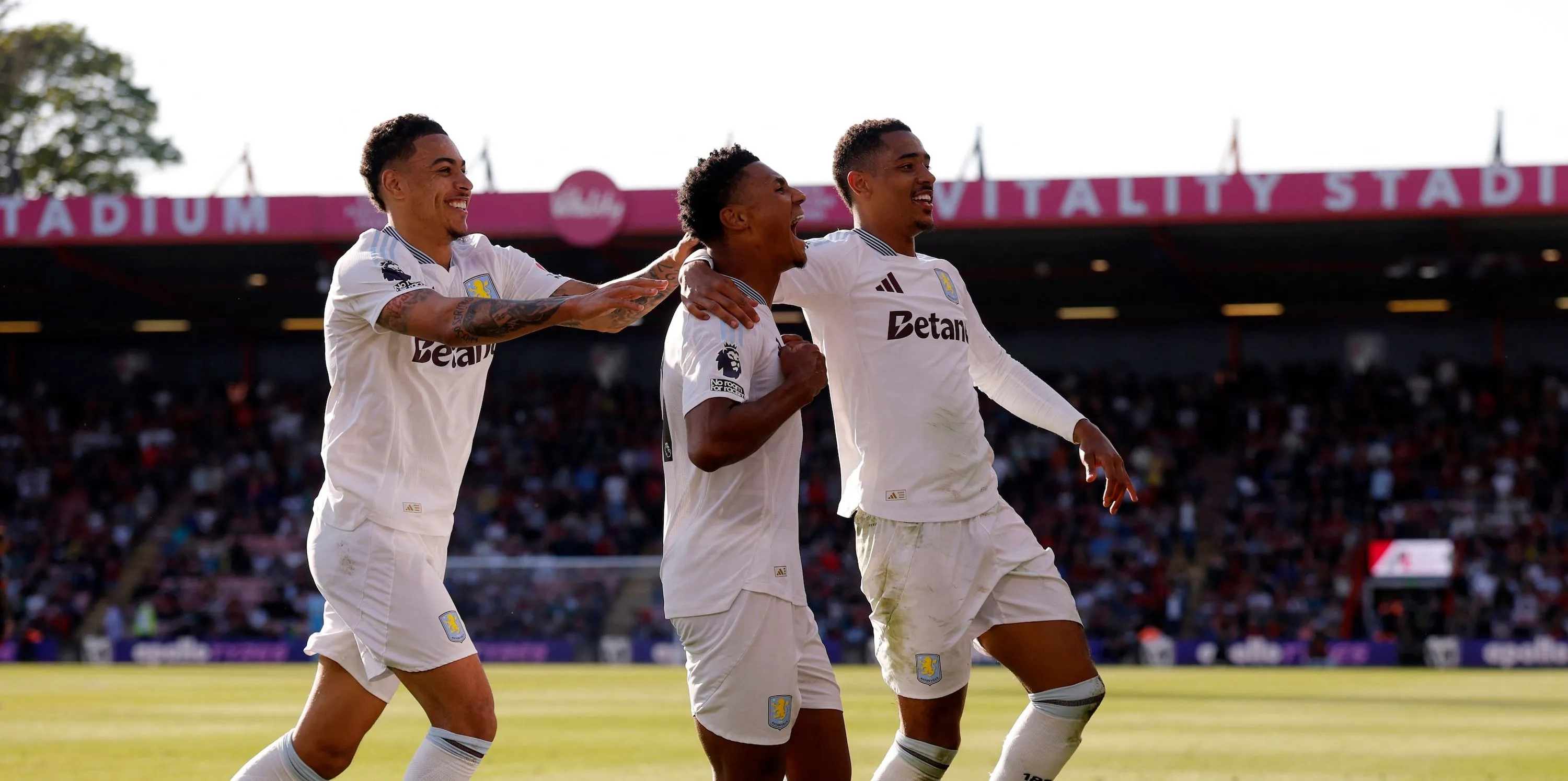 Ollie Watkins của Aston Villa ăn mừng bàn thắng đầu tiên cùng Jacob Ramsey và Morgan Rogers