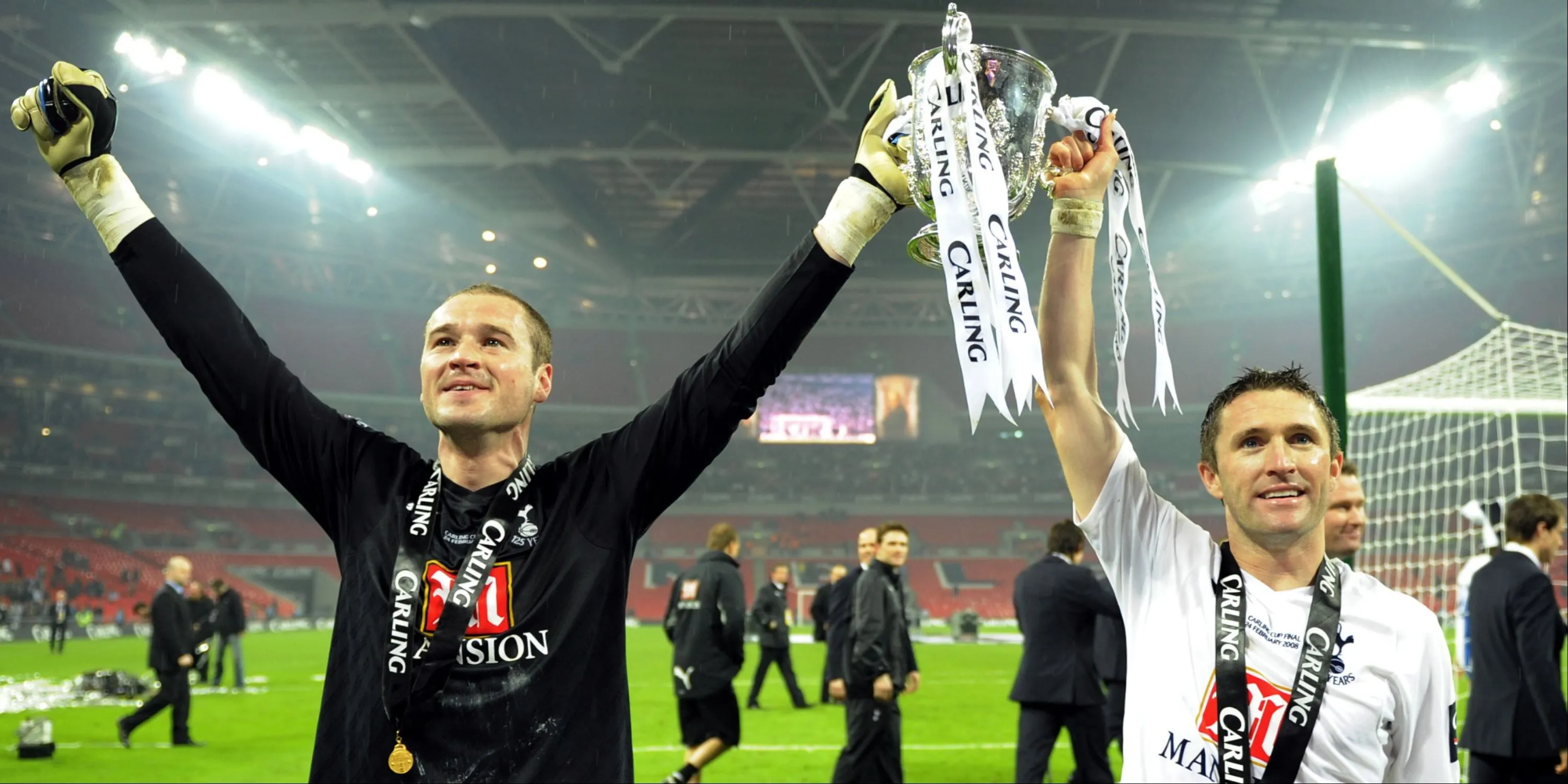 Paul Robinson và Roy Keane ăn mừng chức vô địch League Cup 2008, danh hiệu lớn gần nhất của Tottenham trước năm 2025.