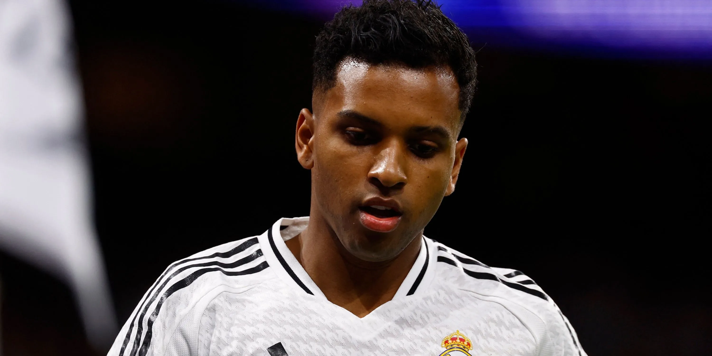 Rodrygo Goes trong màu áo Real Madrid đang thi đấu trên sân
