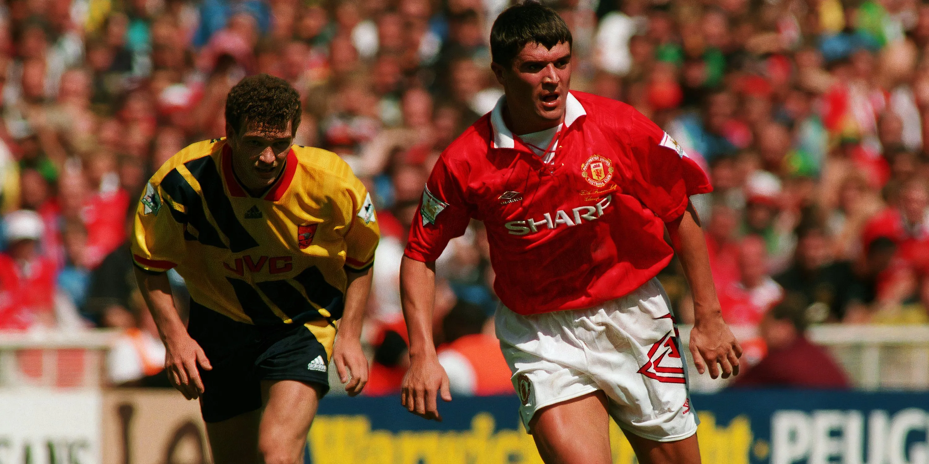Roy Keane trong màu áo Manchester United thi đấu tại Community Shield