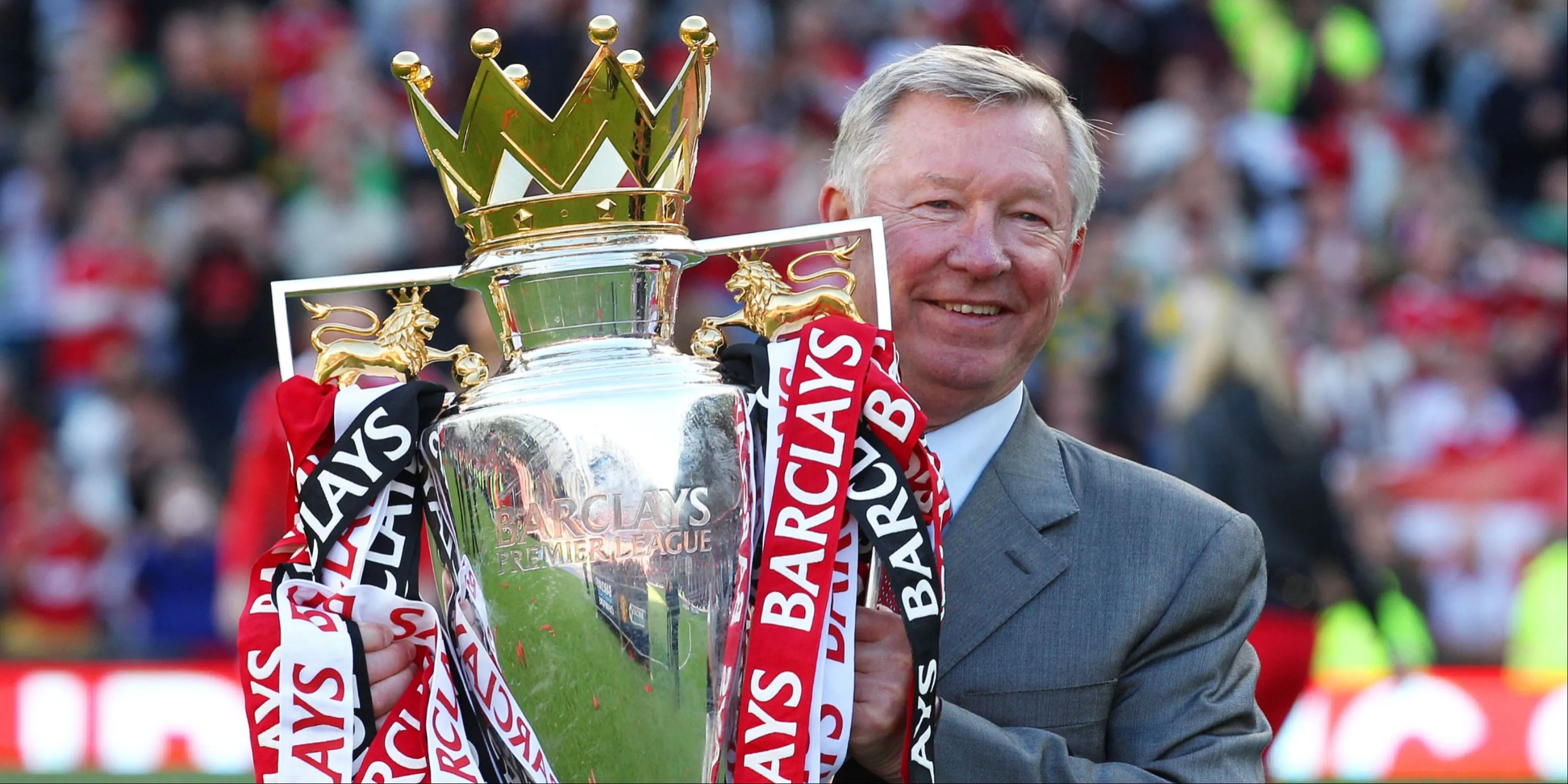 Sir Alex Ferguson cùng chiếc cúp Premier League, minh chứng cho kỷ nguyên thành công rực rỡ của Manchester United.