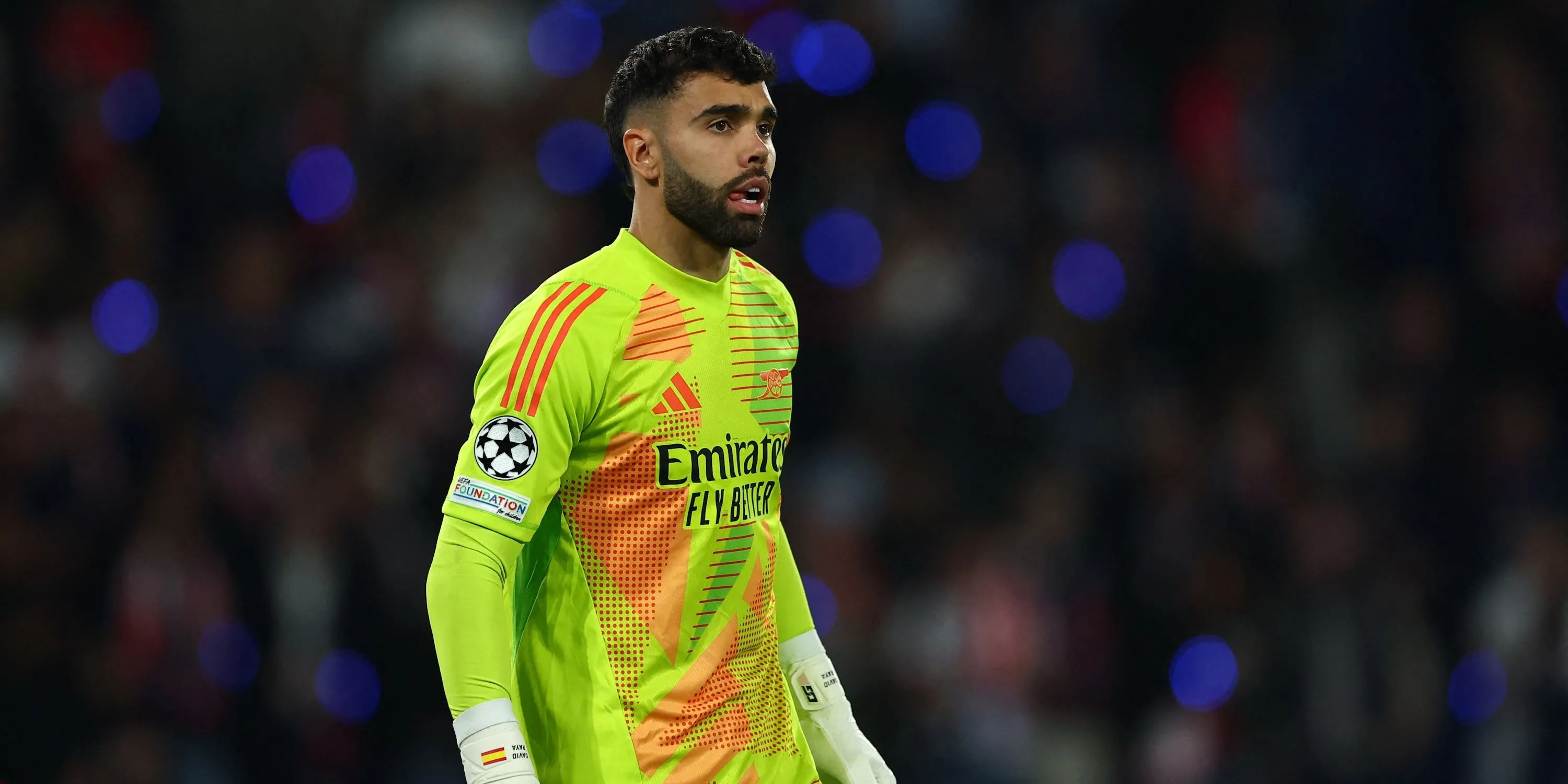 Thủ môn David Raya của Arsenal tập trung quan sát trong trận đấu