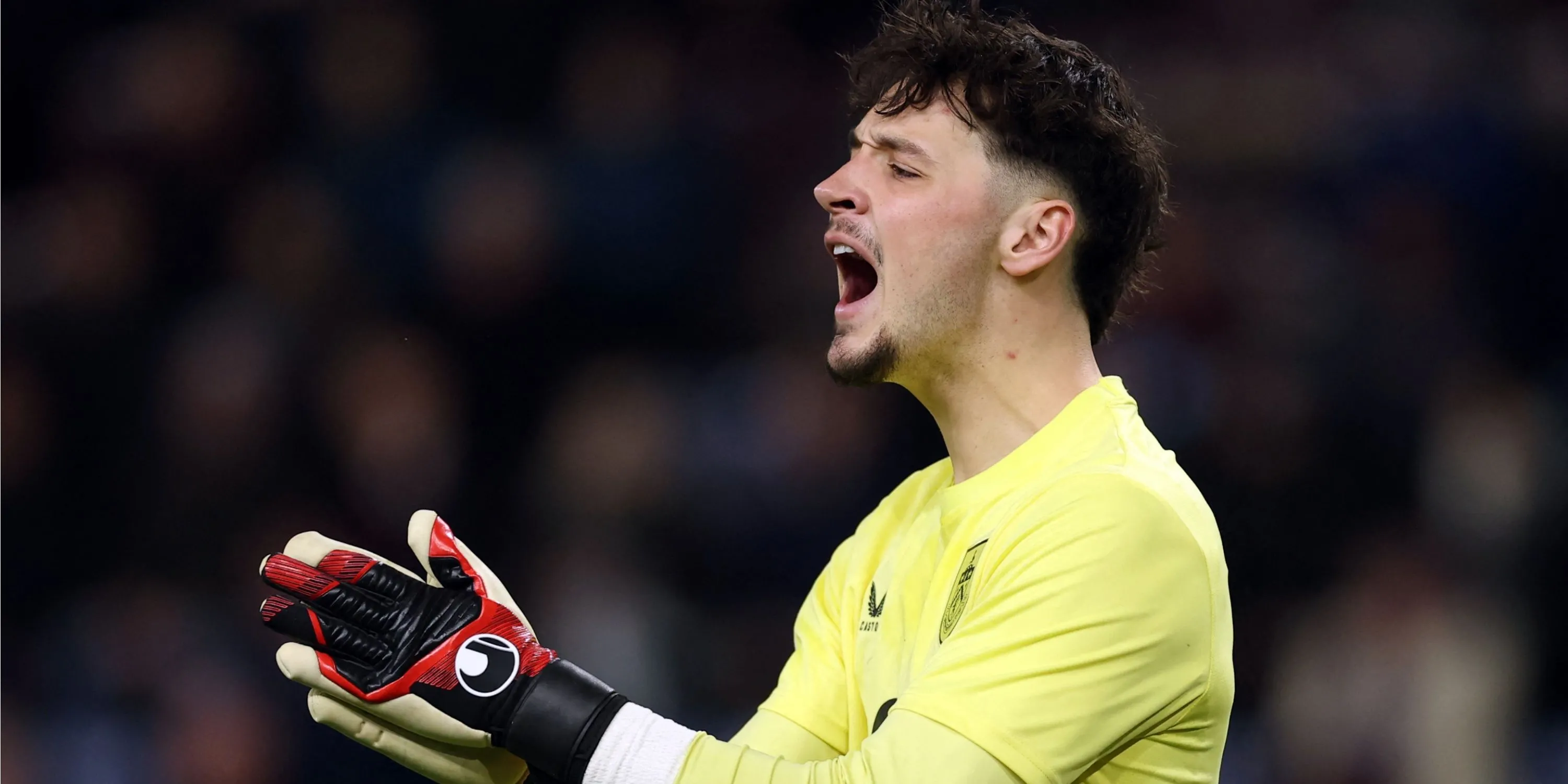 Thủ môn James Trafford trong màu áo Burnley.