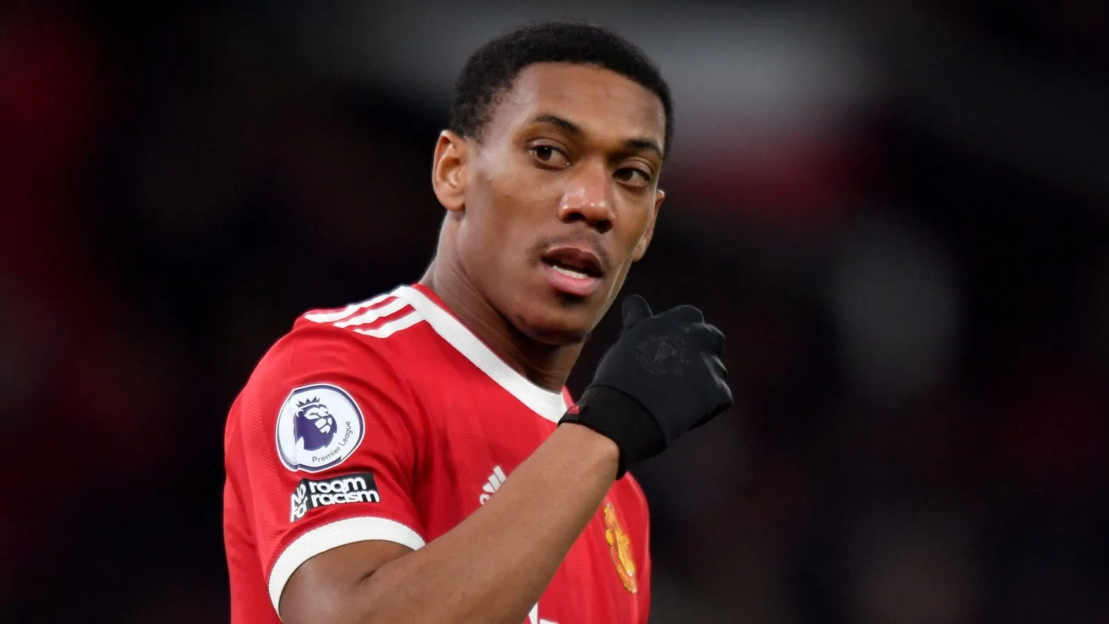 Tiền đạo Anthony Martial của Manchester United đeo găng tay màu đen
