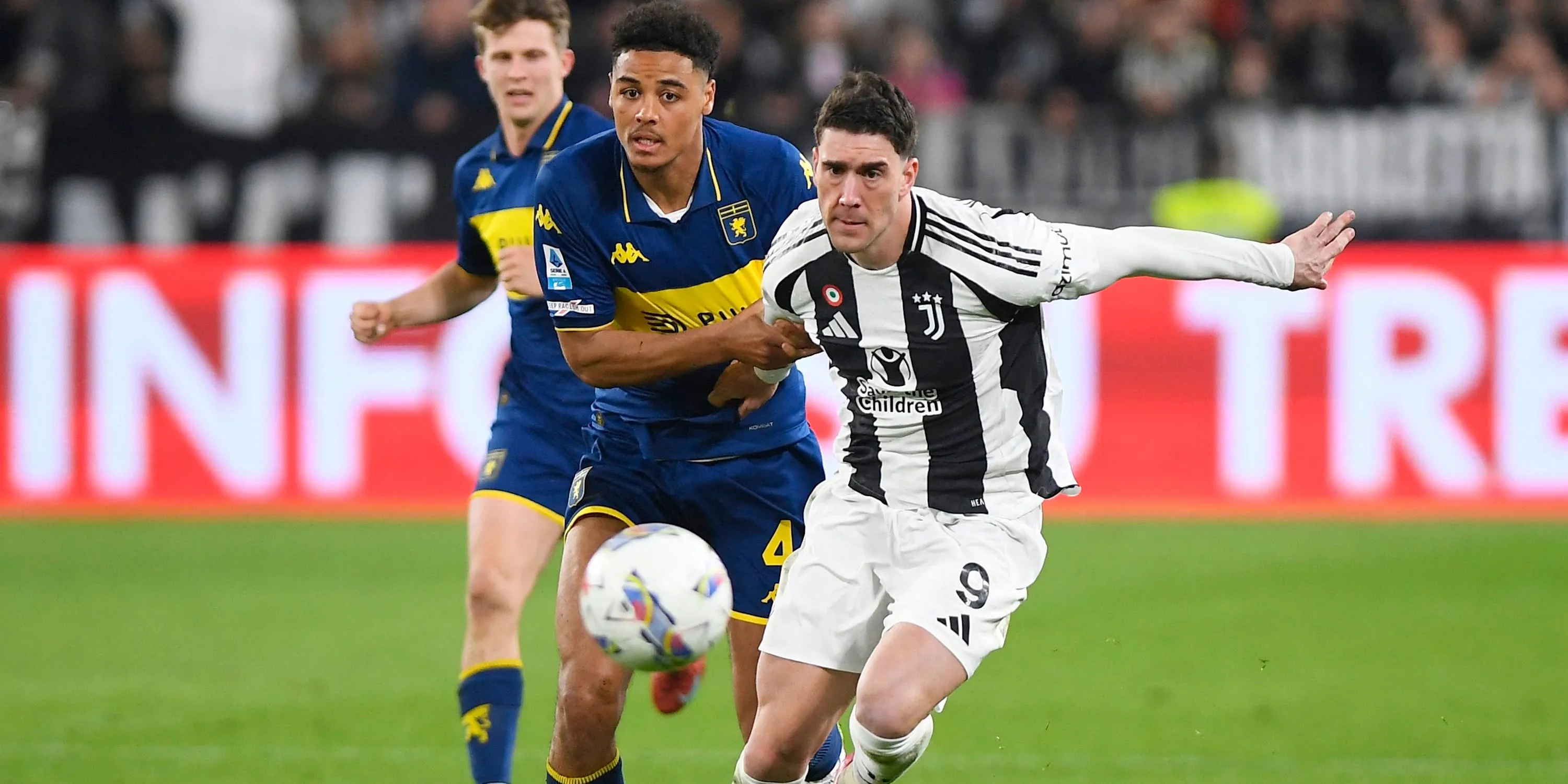 Tiền đạo Dusan Vlahovic tranh chấp bóng trong màu áo Juventus tại Serie A