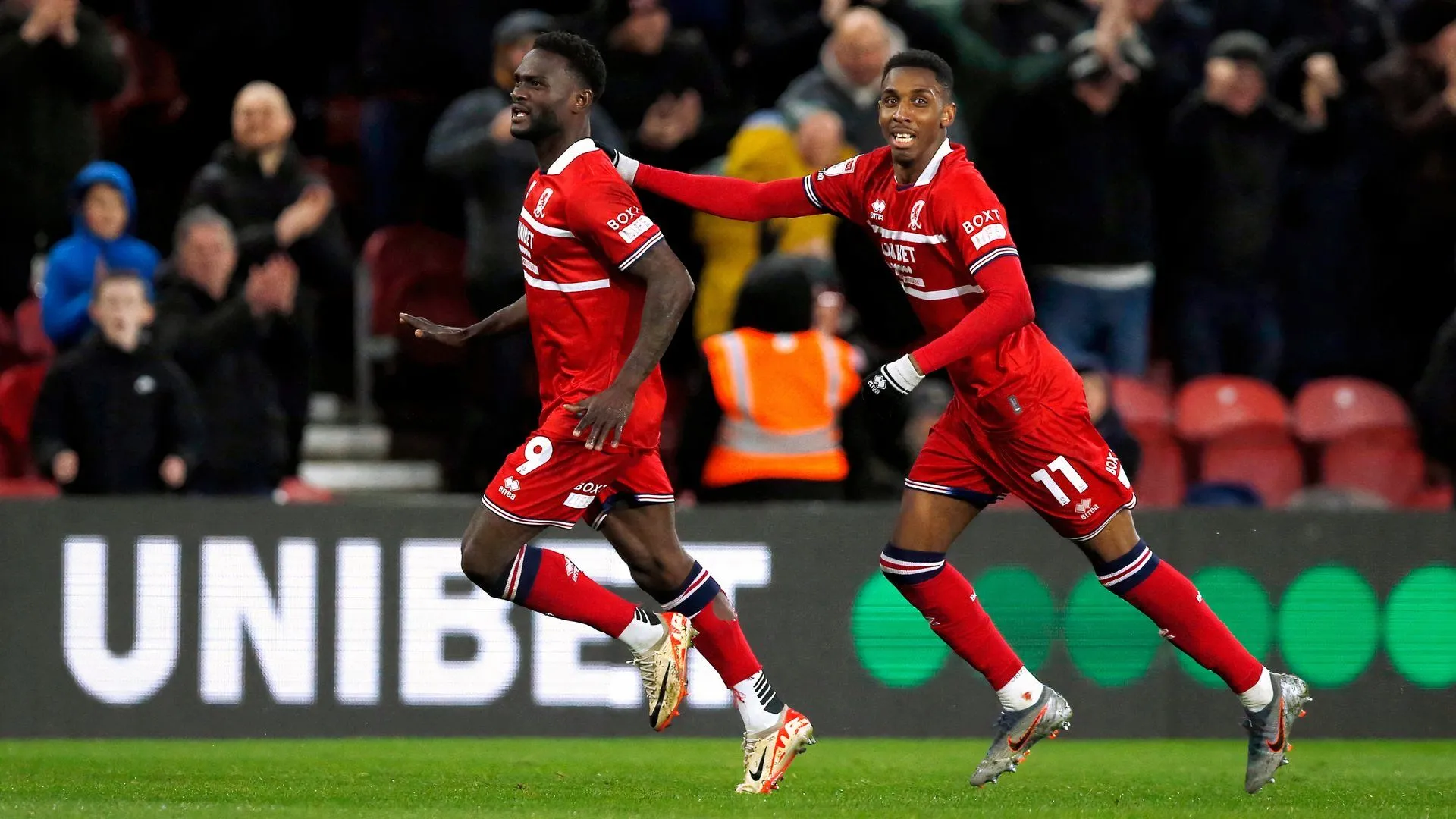 Tiền đạo Emmanuel Latte Lath ăn mừng bàn thắng cho Middlesbrough trong trận gặp Leeds United