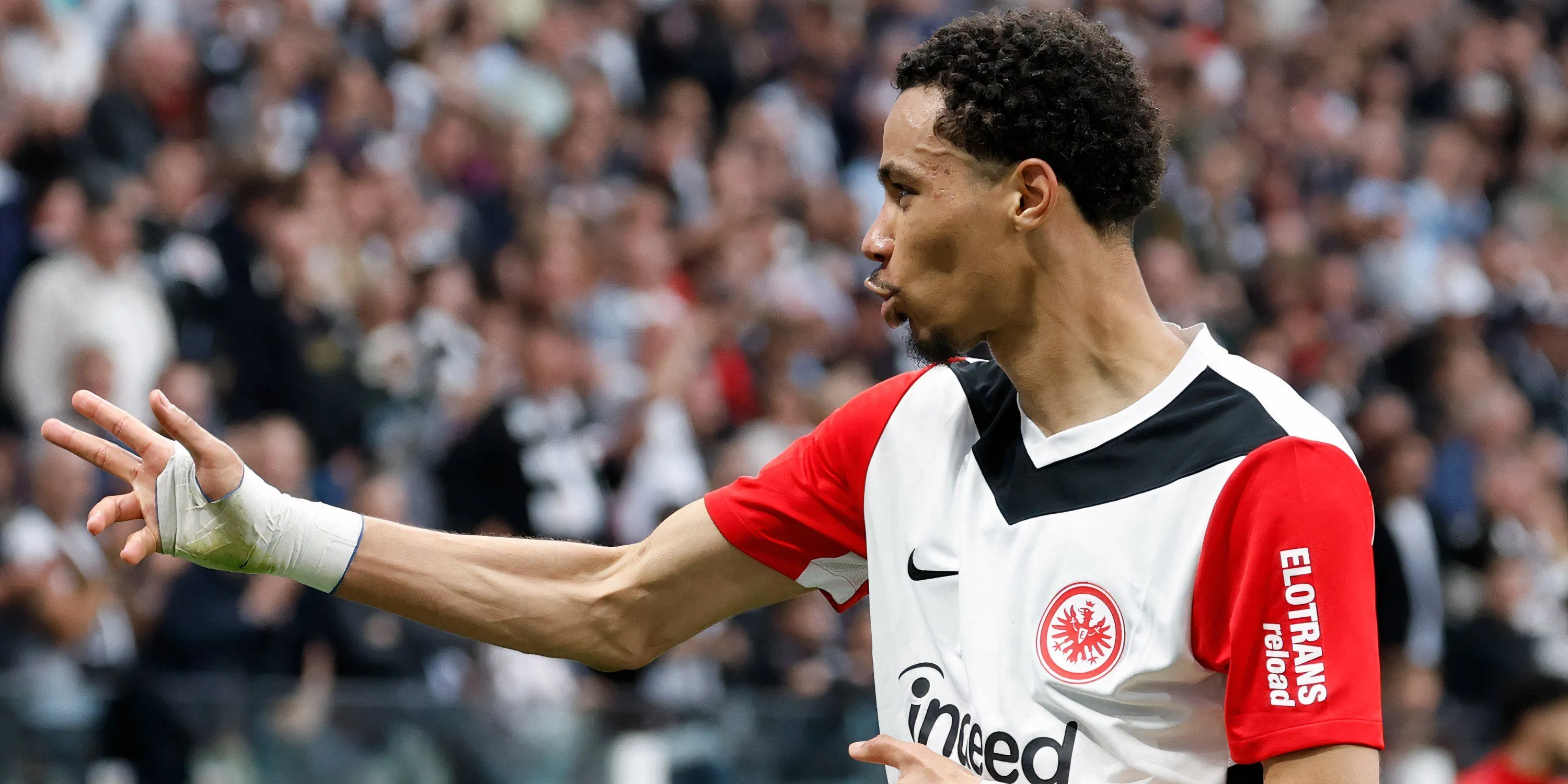 Tiền đạo Hugo Ekitike trong màu áo Frankfurt