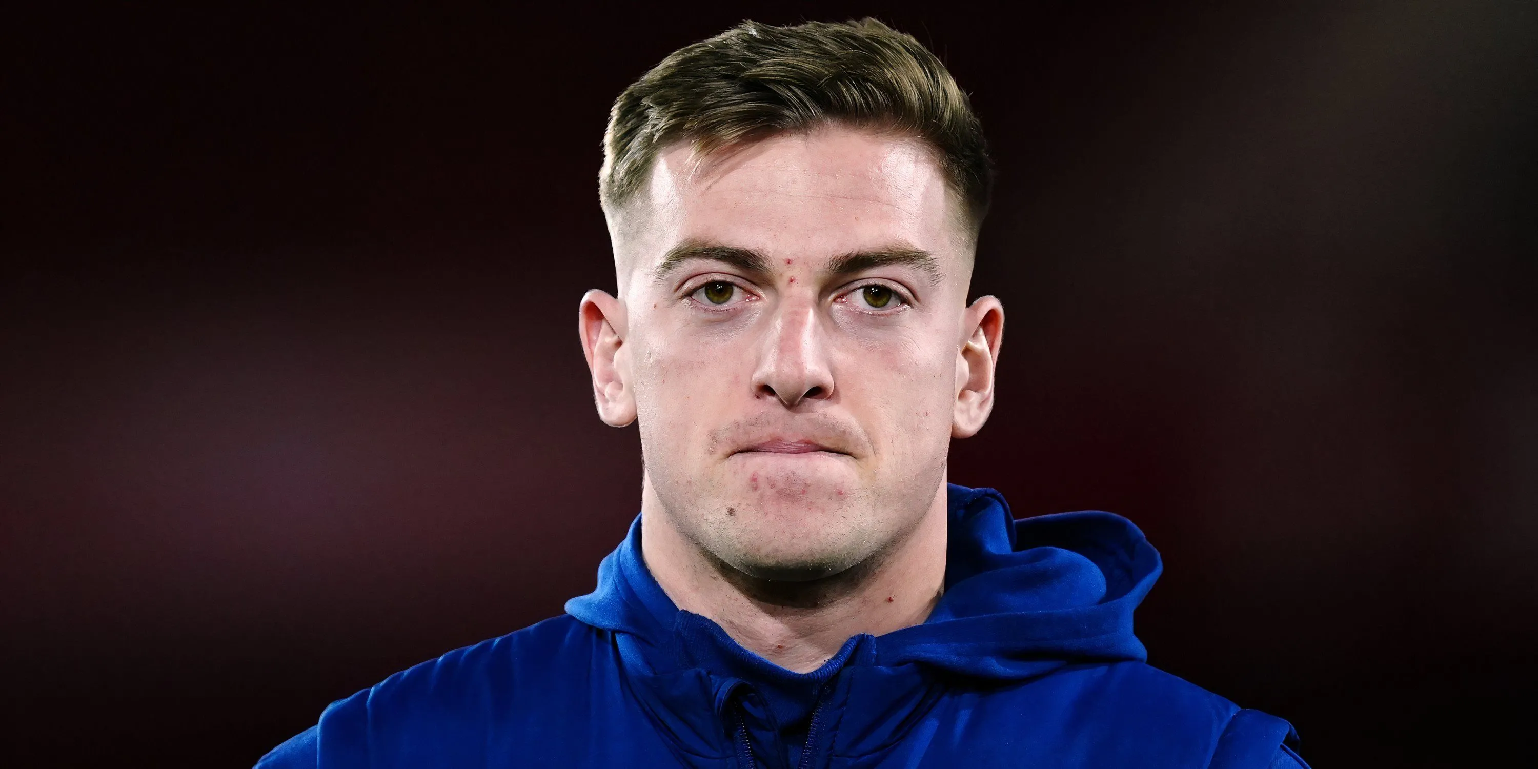 Tiền đạo Ipswich Town Liam Delap khởi động trước trận đấu