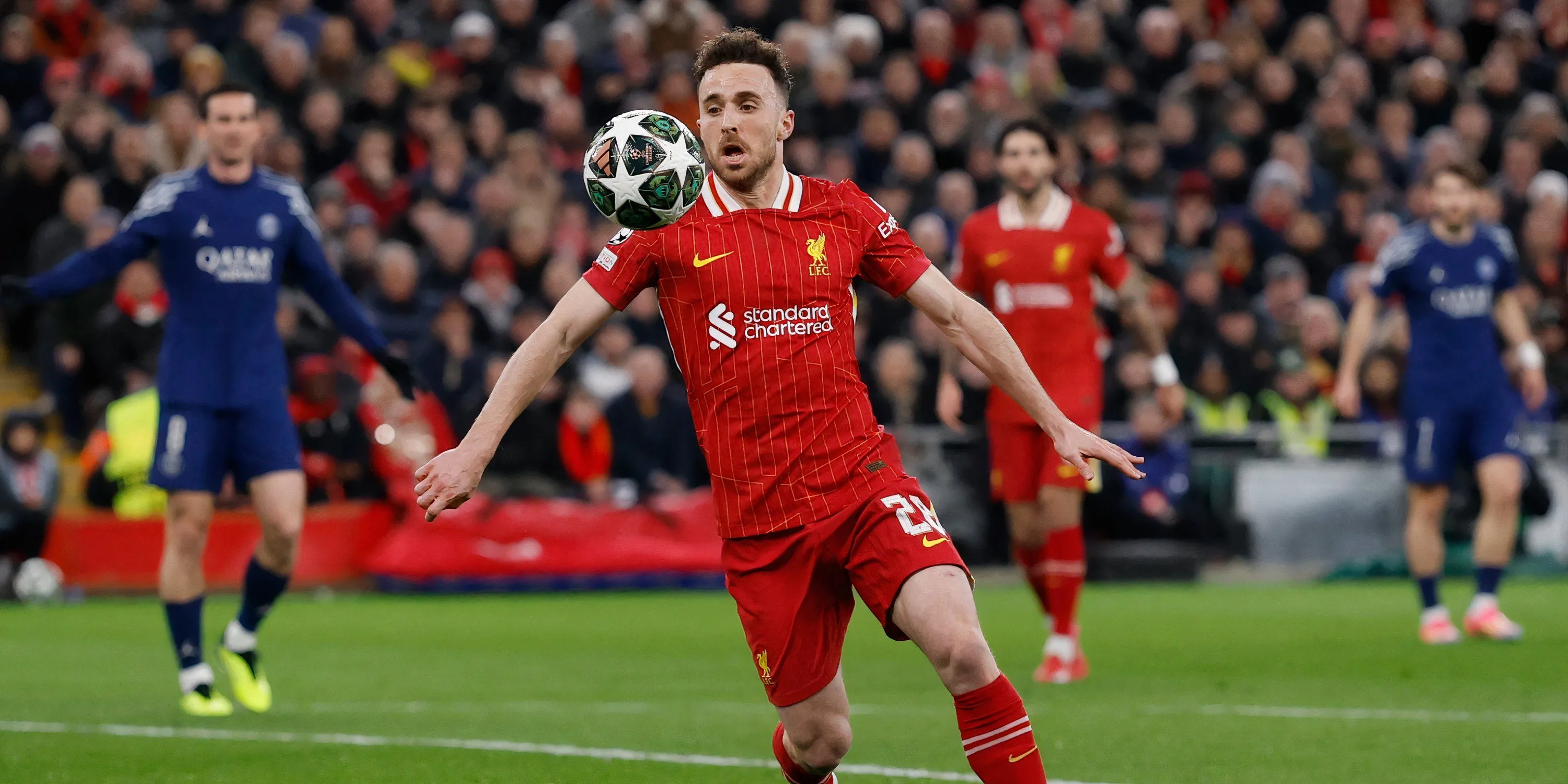 Tiền đạo Liverpool Diogo Jota trong một pha xử lý bóng kỹ thuật
