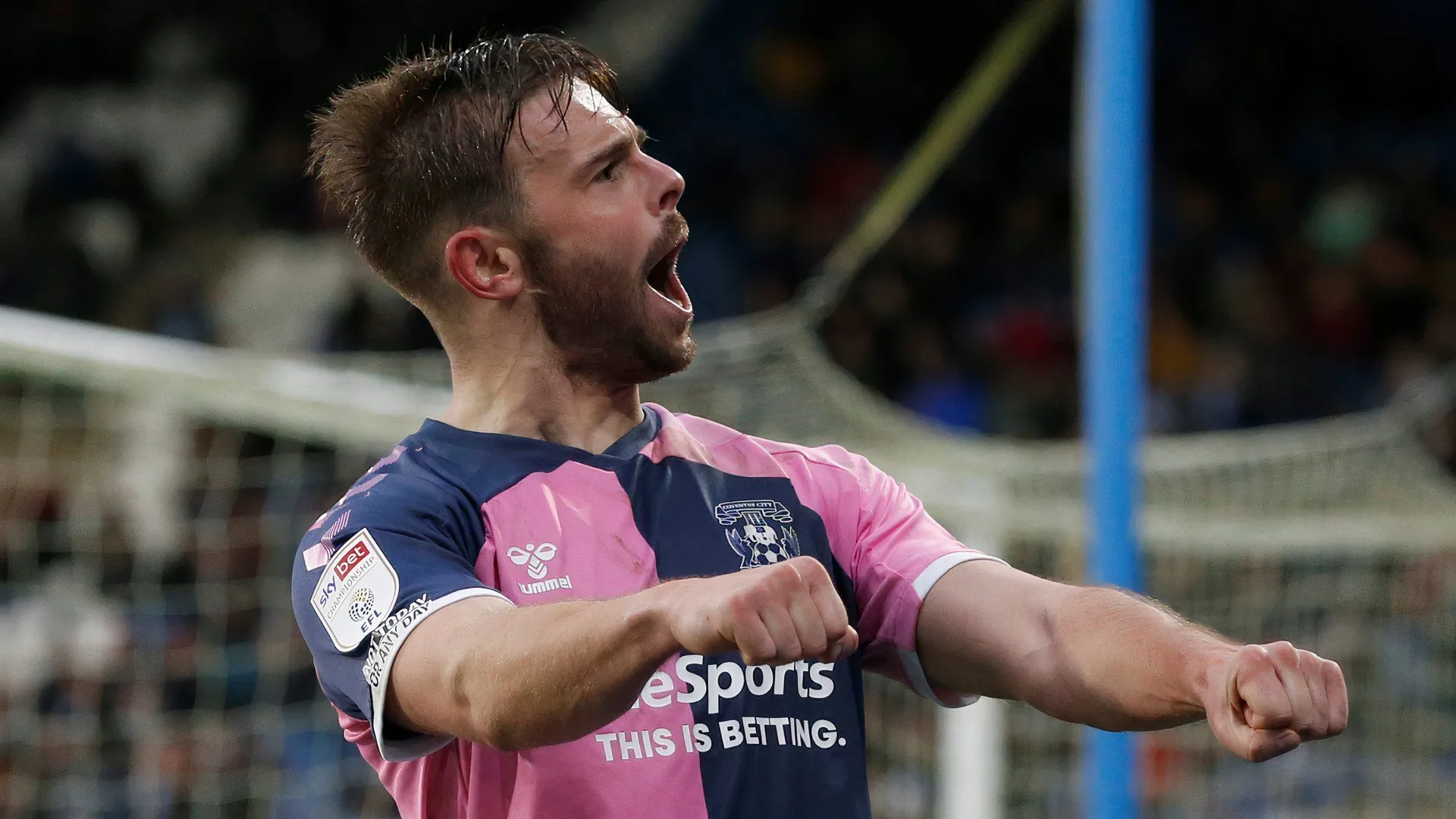 Tiền đạo Matty Godden của Charlton Athletic ăn mừng bàn thắng tại League One