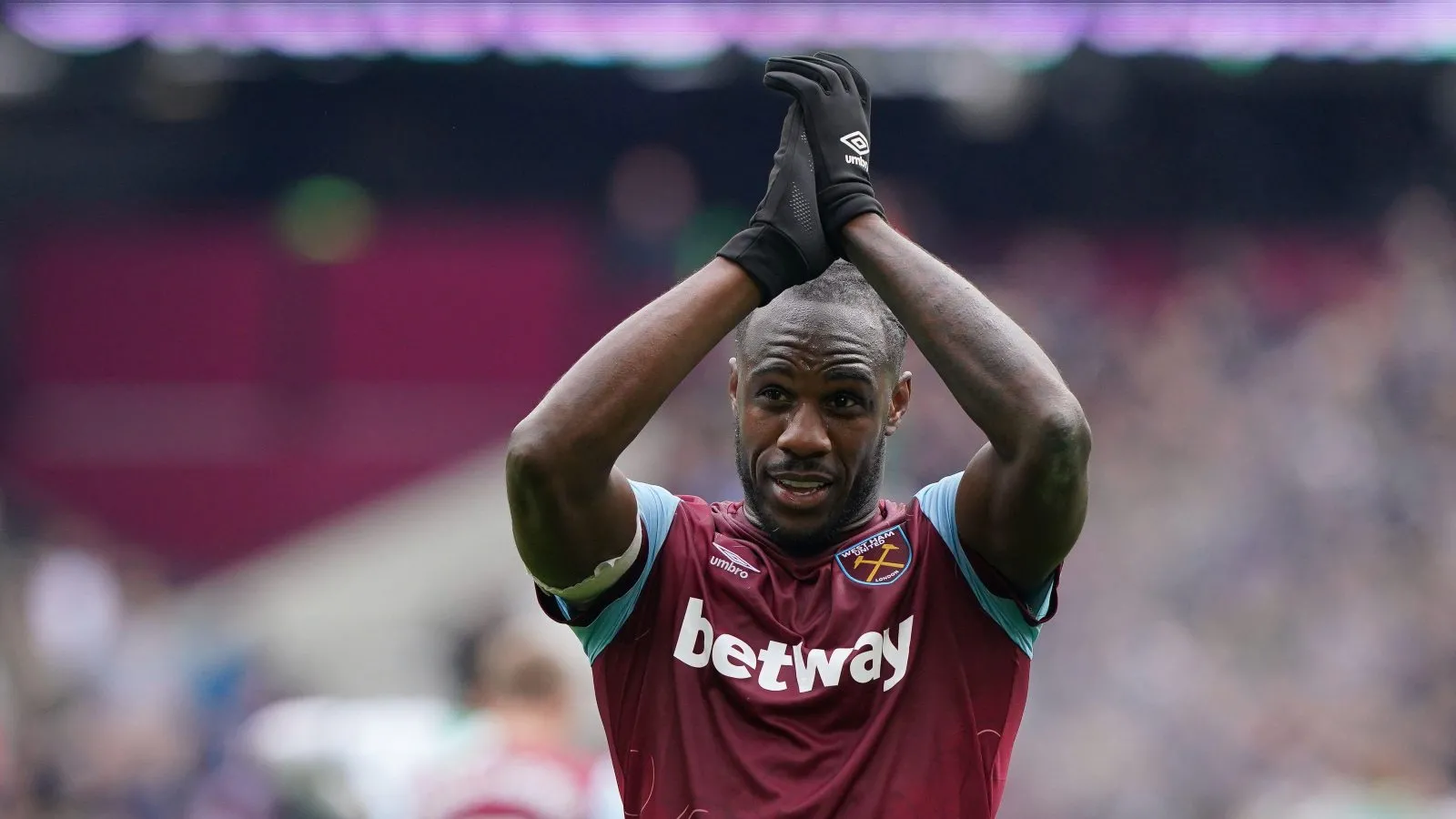 Tiền đạo Michail Antonio của West Ham vỗ tay cảm ơn người hâm mộ