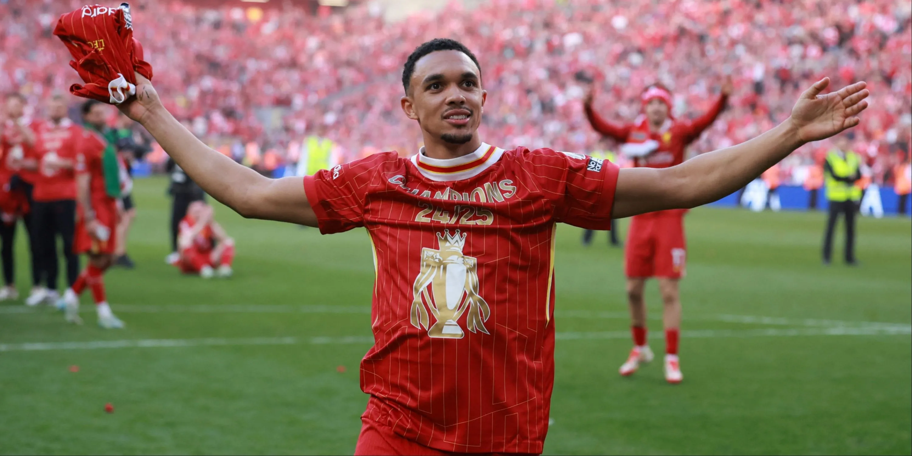Trent Alexander-Arnold thi đấu cho Liverpool, đối mặt với những lời chỉ trích về phòng ngự