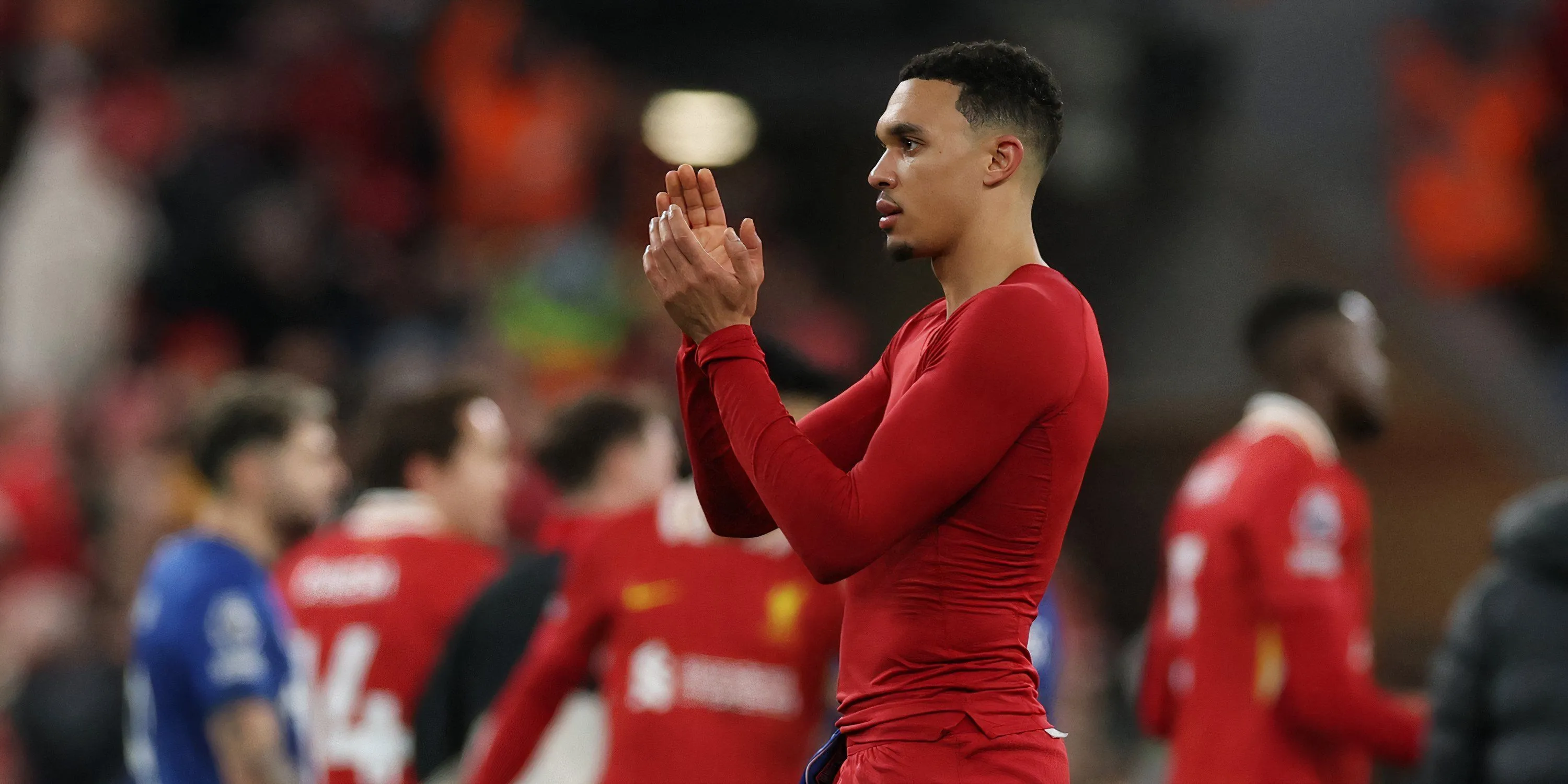 Trent Alexander-Arnold trong một pha lên bóng quen thuộc cho Liverpool