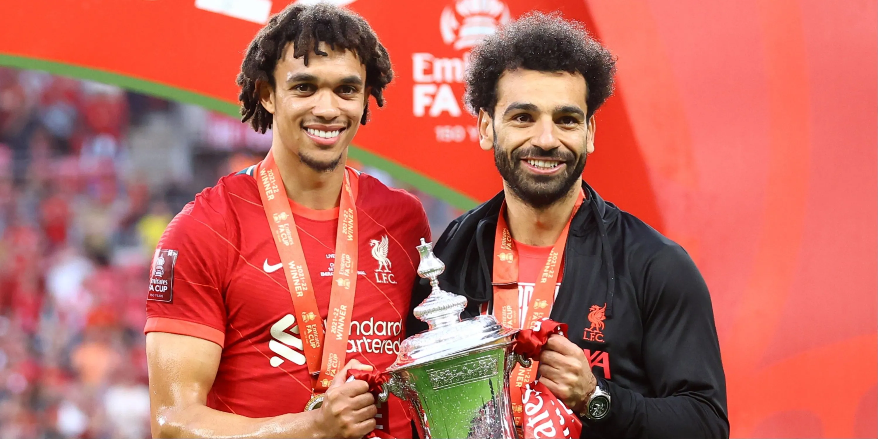 Trent Alexander-Arnold và Mohamed Salah ăn mừng với cúp FA, biểu tượng cho một trong 47 danh hiệu lớn của Liverpool.