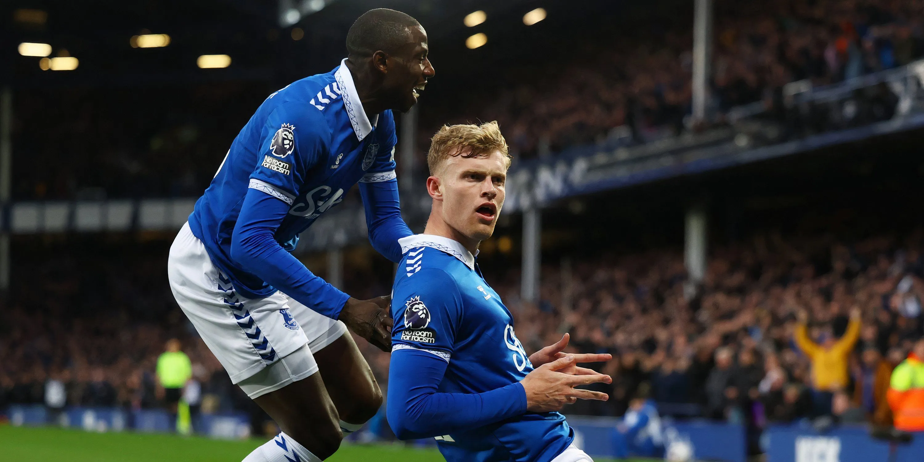 Trung vệ Jarrad Branthwaite của Everton