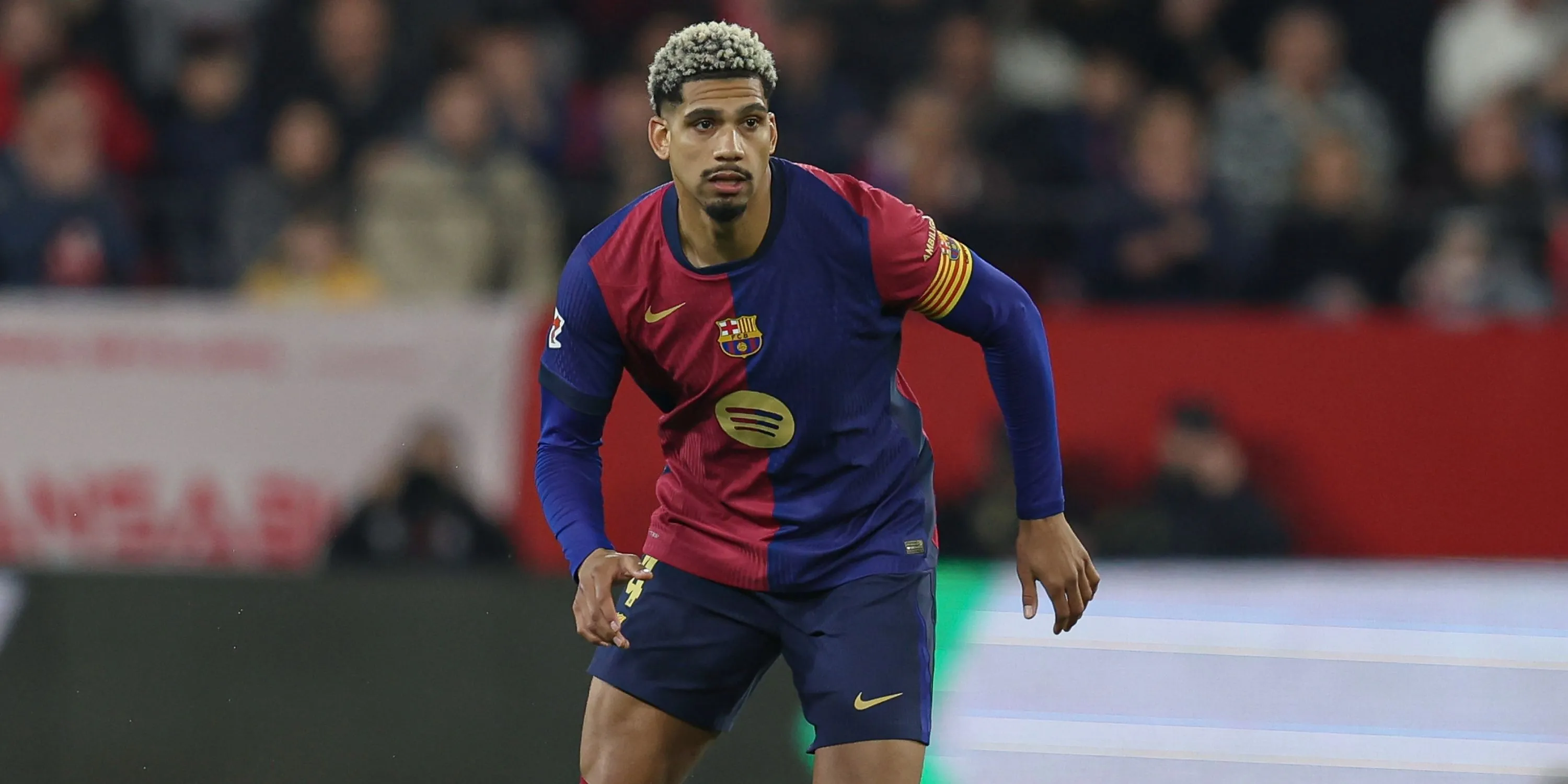 Trung vệ Ronald Araujo của Barcelona trong một trận đấu, mục tiêu chuyển nhượng hàng đầu của Manchester United