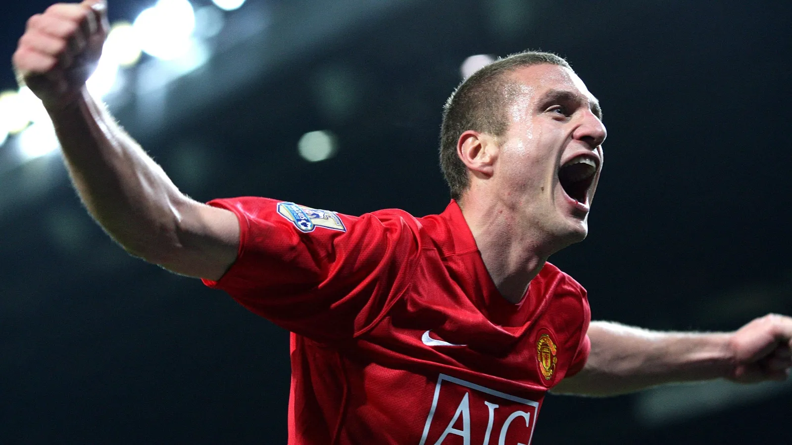 Trung vệ thép Nemanja Vidic trong màu áo Manchester United có logo nhà tài trợ AIG.