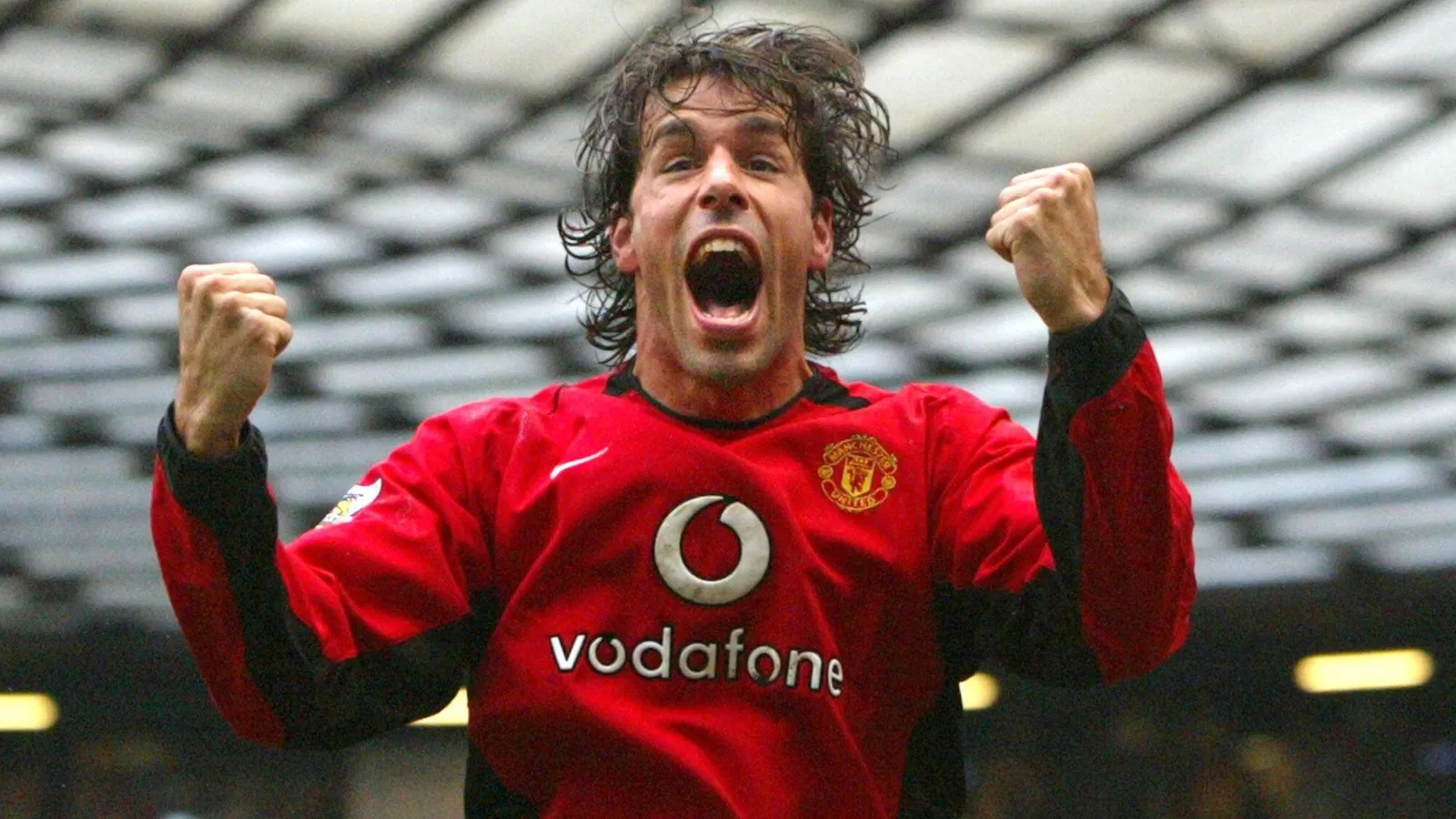 Van Nistelrooy đã ghi 150 bàn cho United từ 2001 đến 2006, nổi bật trên chiếc áo đấu Vodafone.