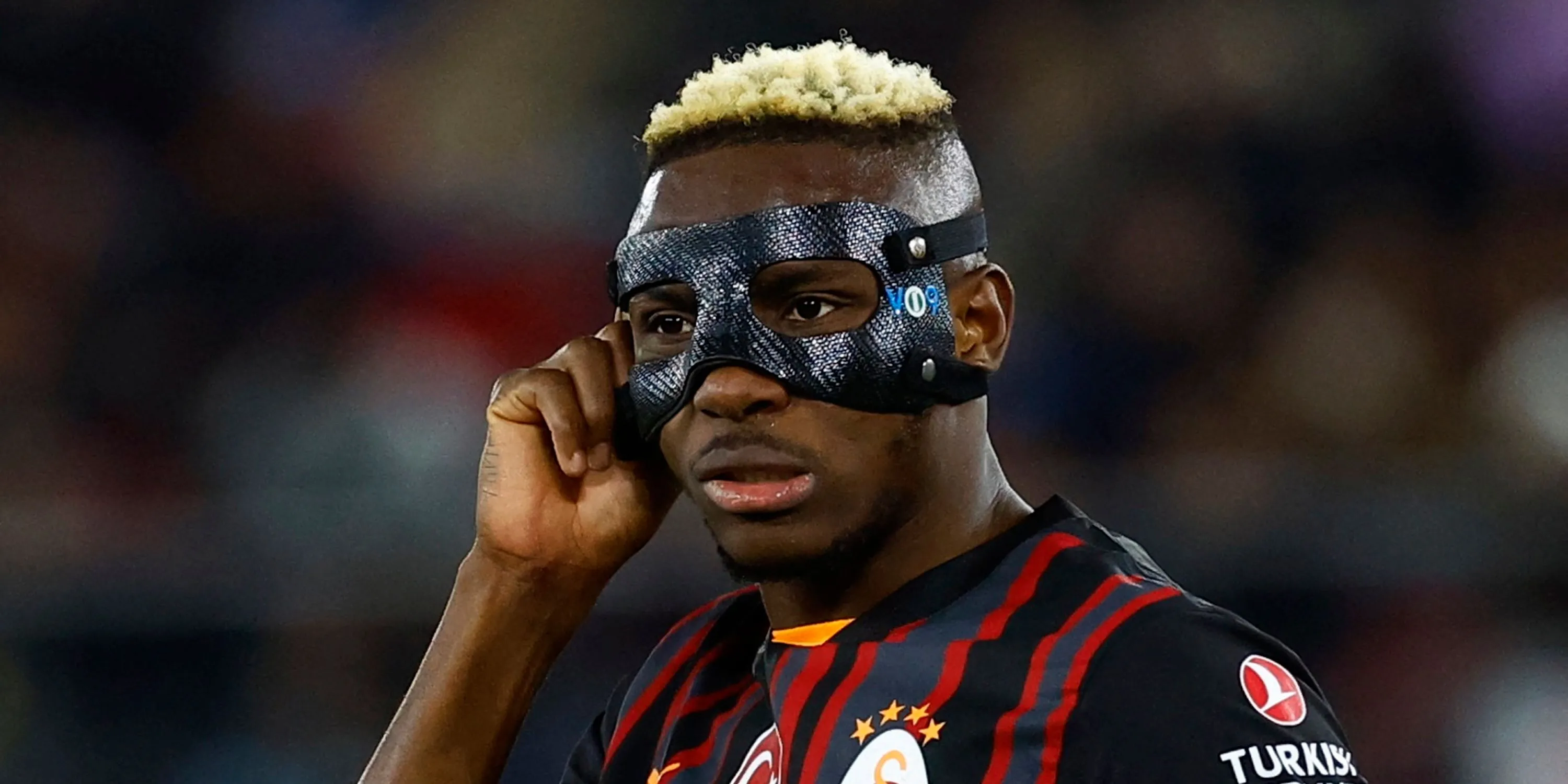 Victor Osimhen đeo mặt nạ bảo vệ khi thi đấu cho Galatasaray