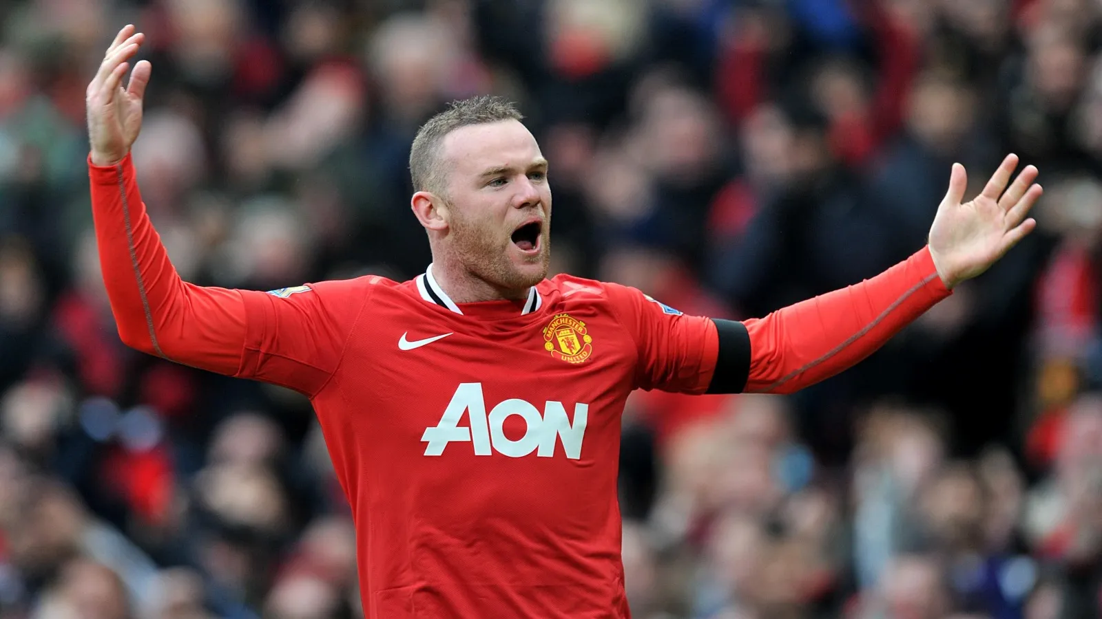 Wayne Rooney thi đấu cho Manchester United năm 2012 với logo AON trên áo.