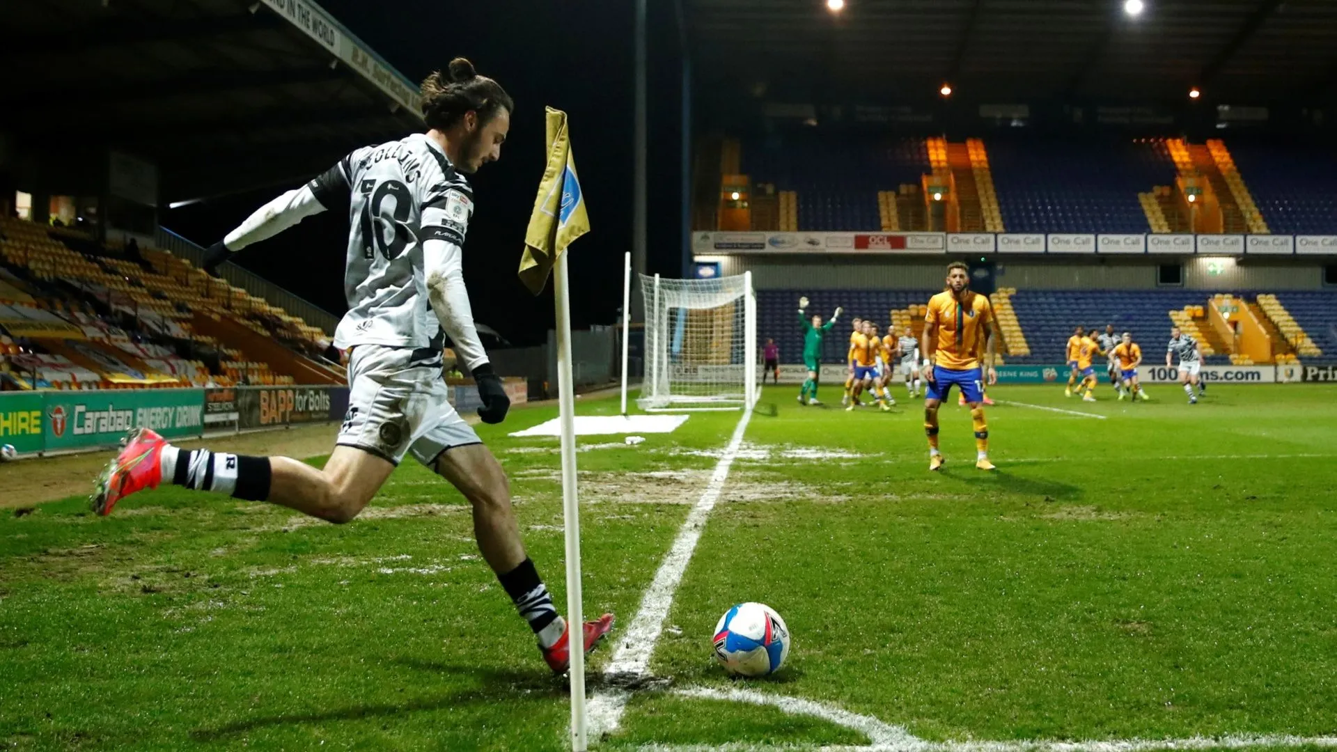 Aaron Collins, tiền đạo chủ lực của Bolton Wanderers, người sắp chuyển tới MK Dons