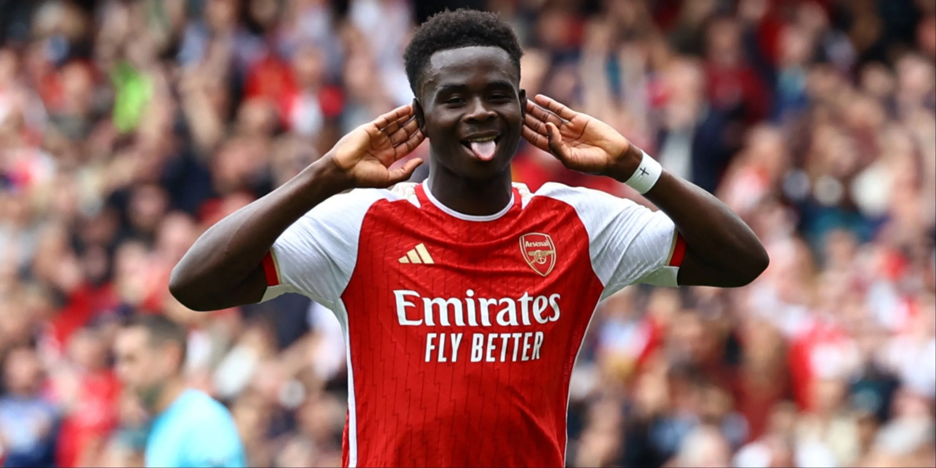 Bukayo Saka ăn mừng cùng đồng đội Arsenal