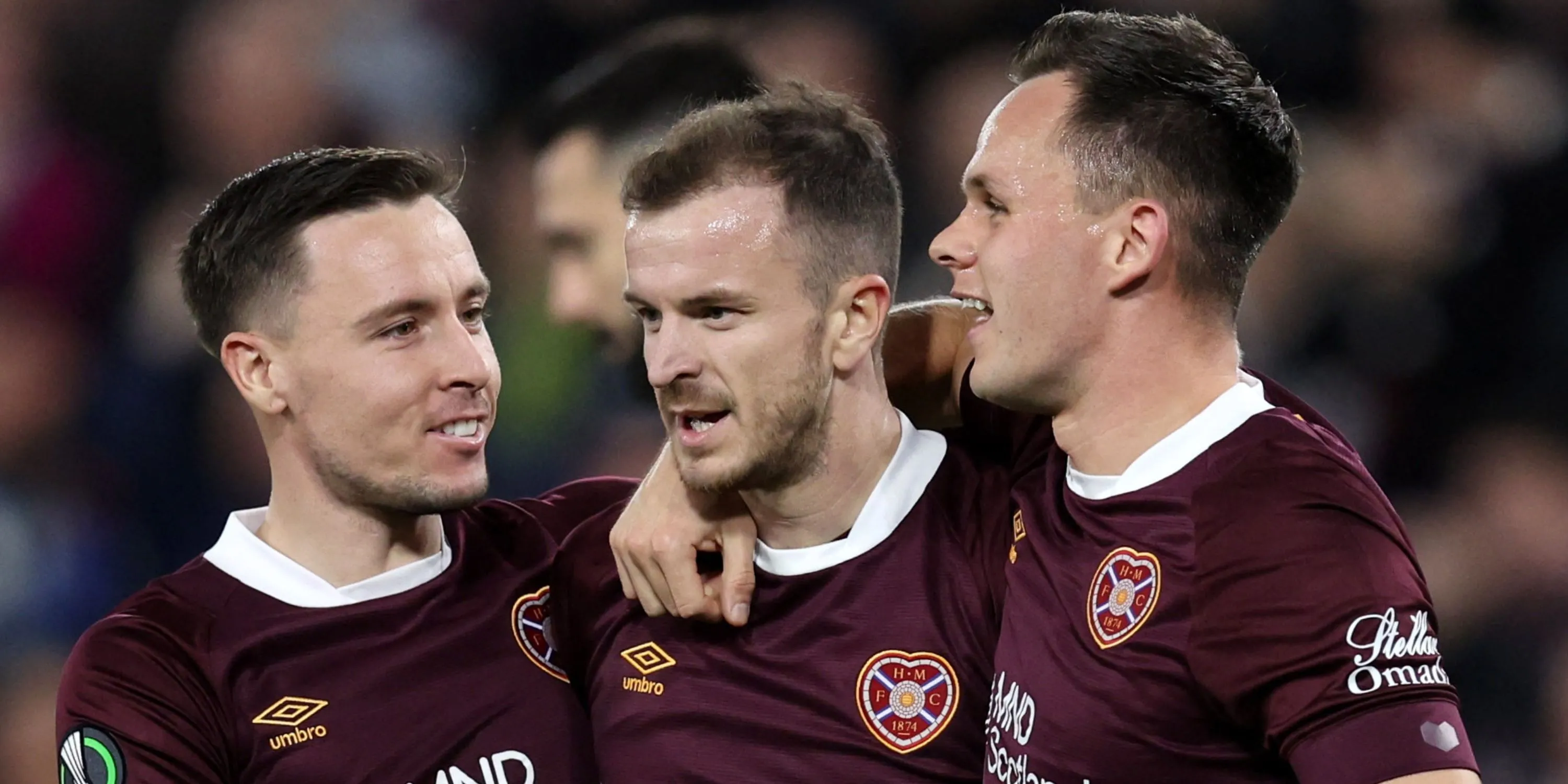 Các cầu thủ Hearts trên sân thi đấu tại Europa Conference League
