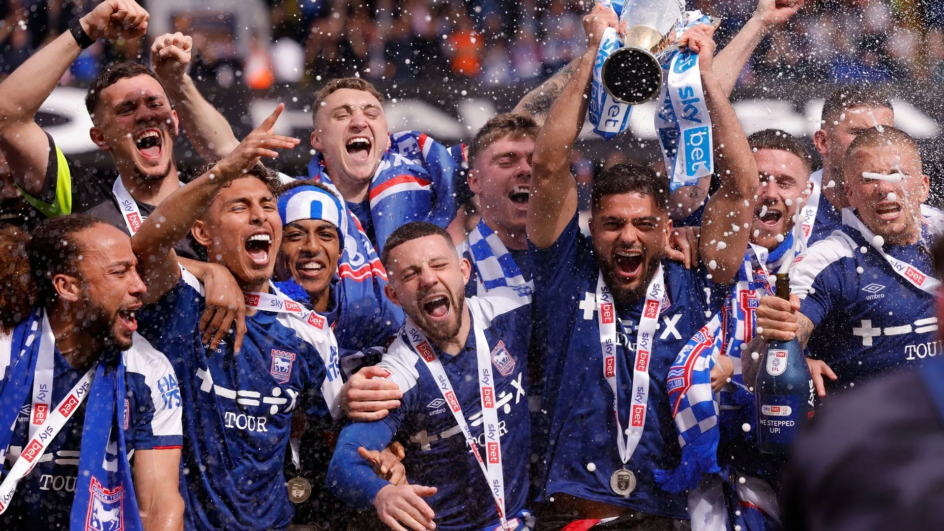 Các cầu thủ Ipswich Town ăn mừng chức vô địch Championship, giành quyền thăng hạng Premier League