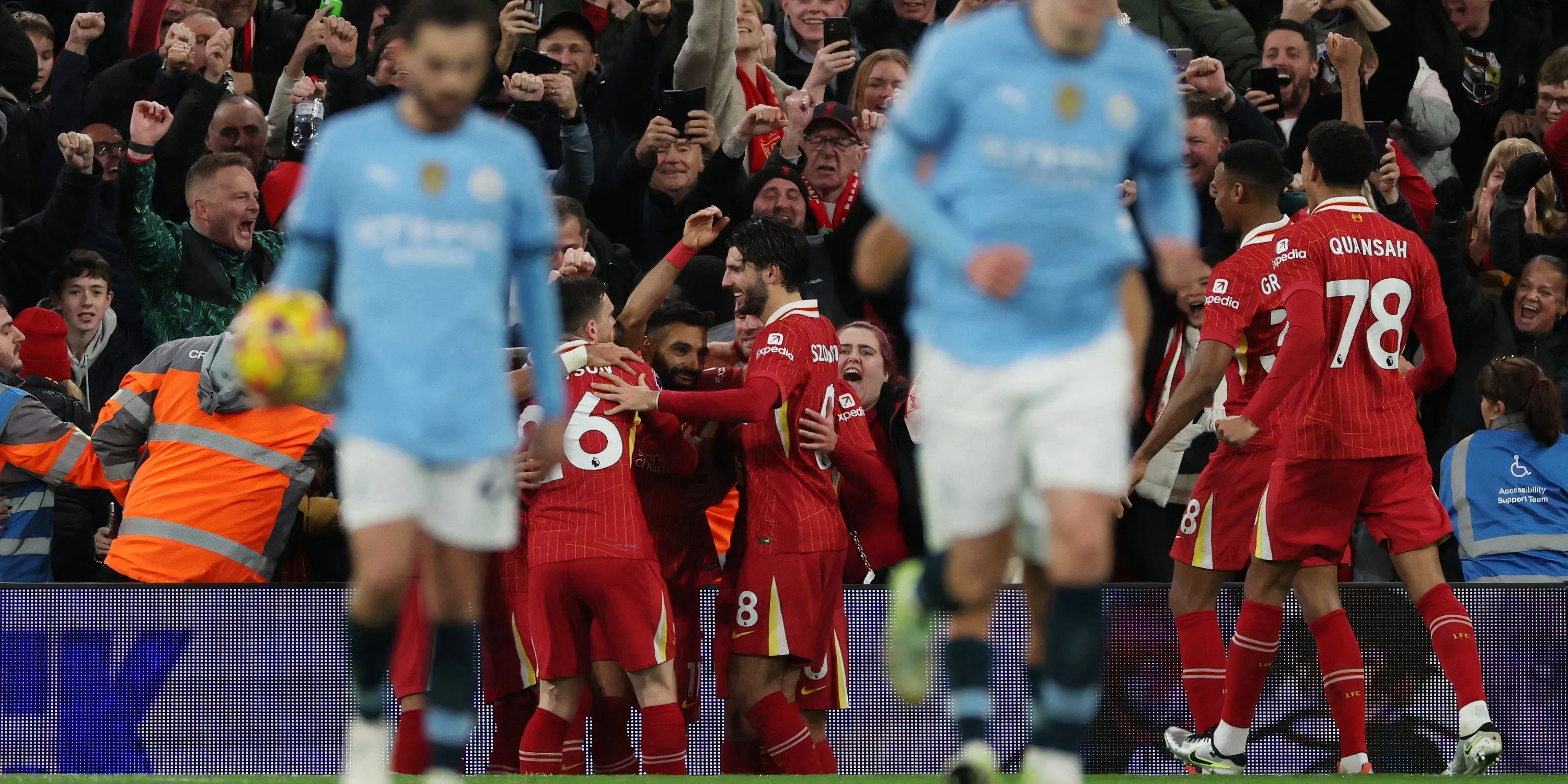 Các cầu thủ Liverpool ăn mừng bàn thắng trong một trận đấu. Bối cảnh chuyển nhượng của CLB đang nóng lên với tin đồn về Darwin Nunez.