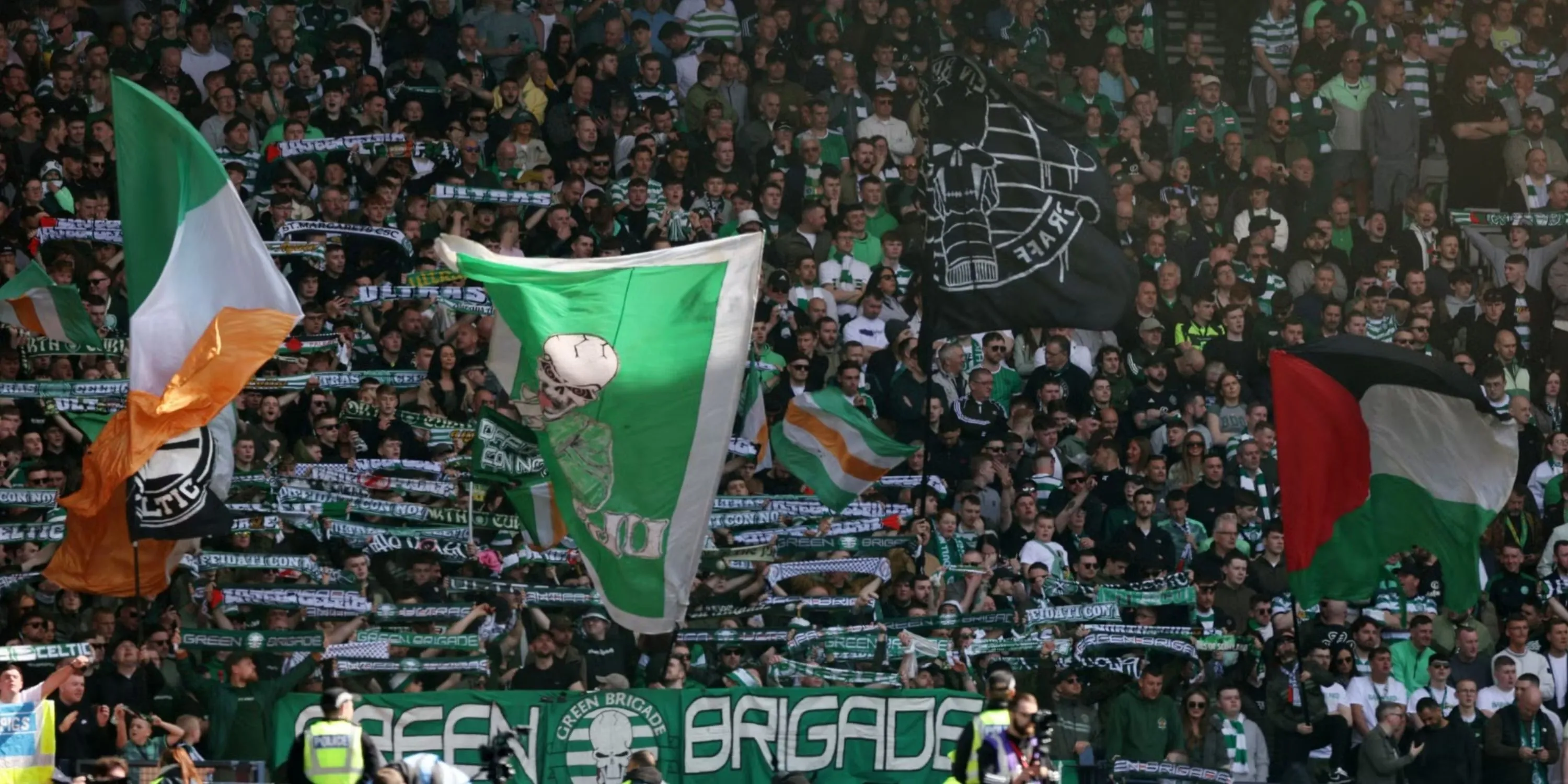 Cổ động viên Celtic trên khán đài cổ vũ