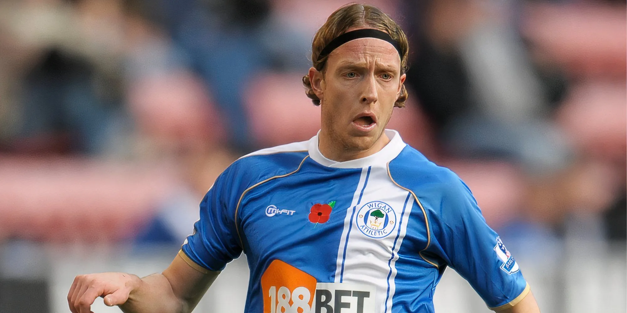 Cựu hậu vệ Ronnie Stam trong màu áo Wigan Athletic tại Premier League