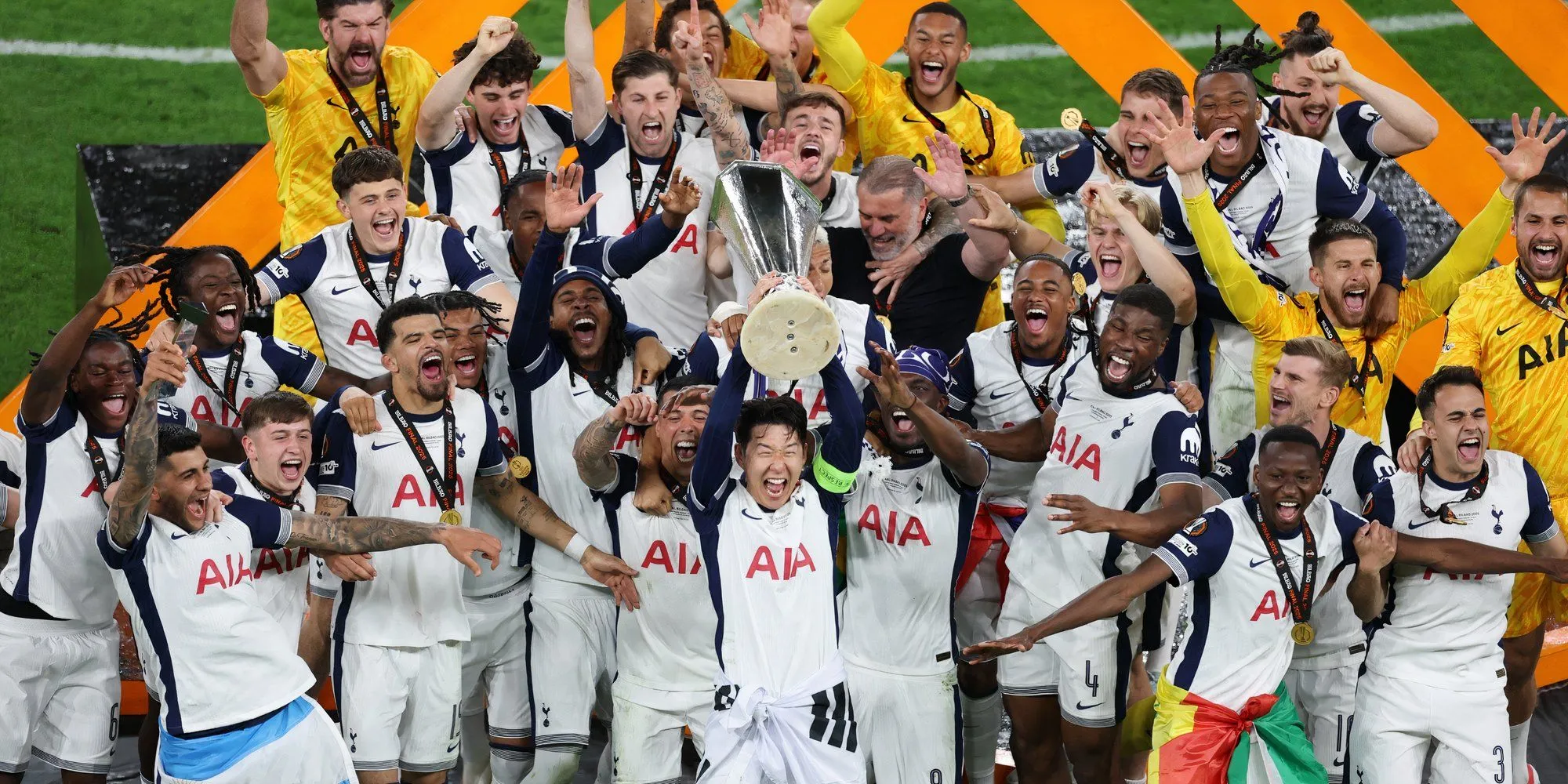 Đội hình Tottenham Hotspur ăn mừng chức vô địch Europa League
