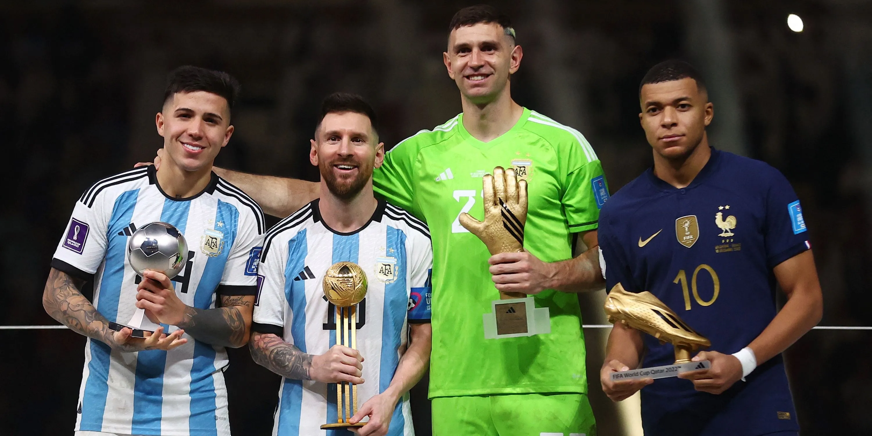 Emiliano Martinez nhận giải Găng tay Vàng World Cup 2022 cùng Messi và các cầu thủ đoạt giải khác