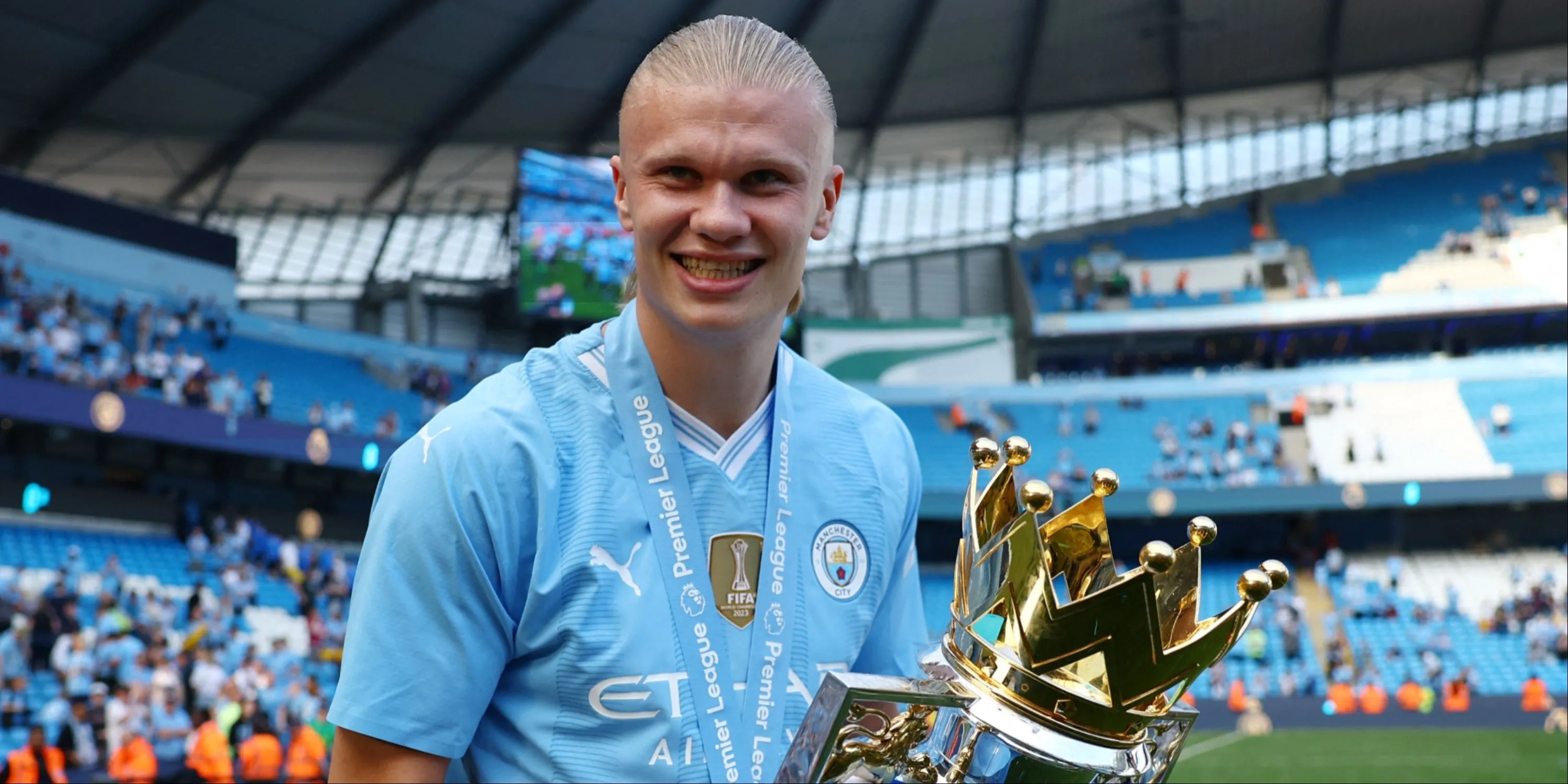 Erling Haaland ăn mừng cùng cúp Premier League trong màu áo Manchester City