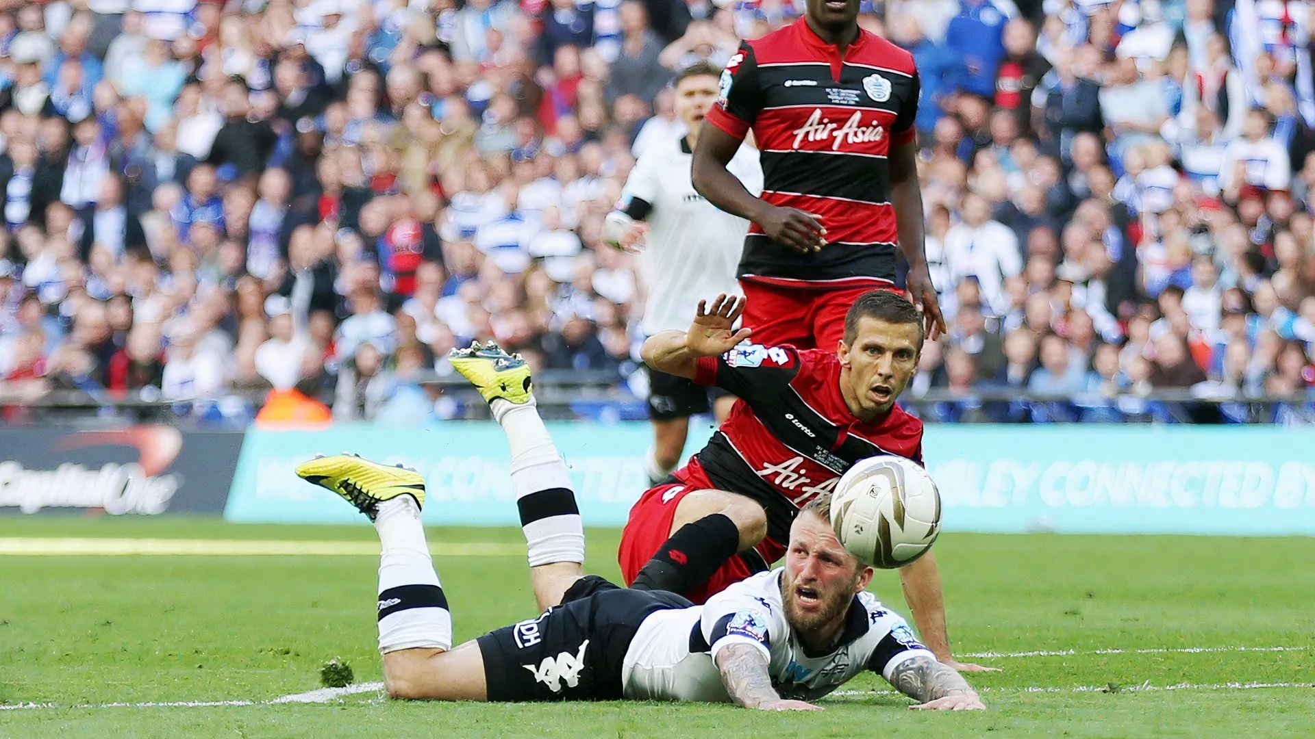 Gary O'Neil trong màu áo QPR, cầu thủ nhận thẻ đỏ trong trận chung kết play-off với Derby County năm 2014