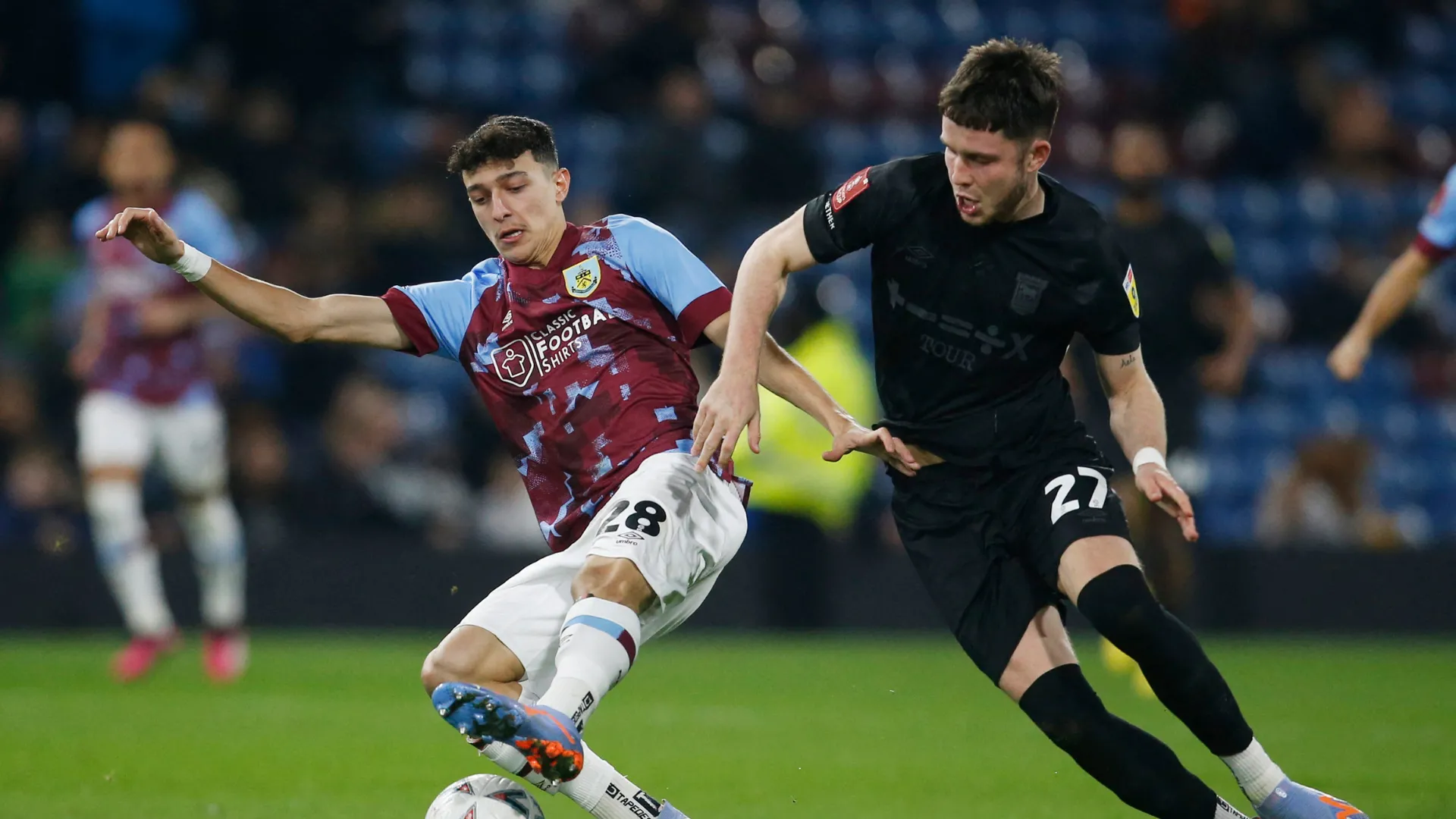 George Hirst trong một pha tranh bóng của Ipswich Town