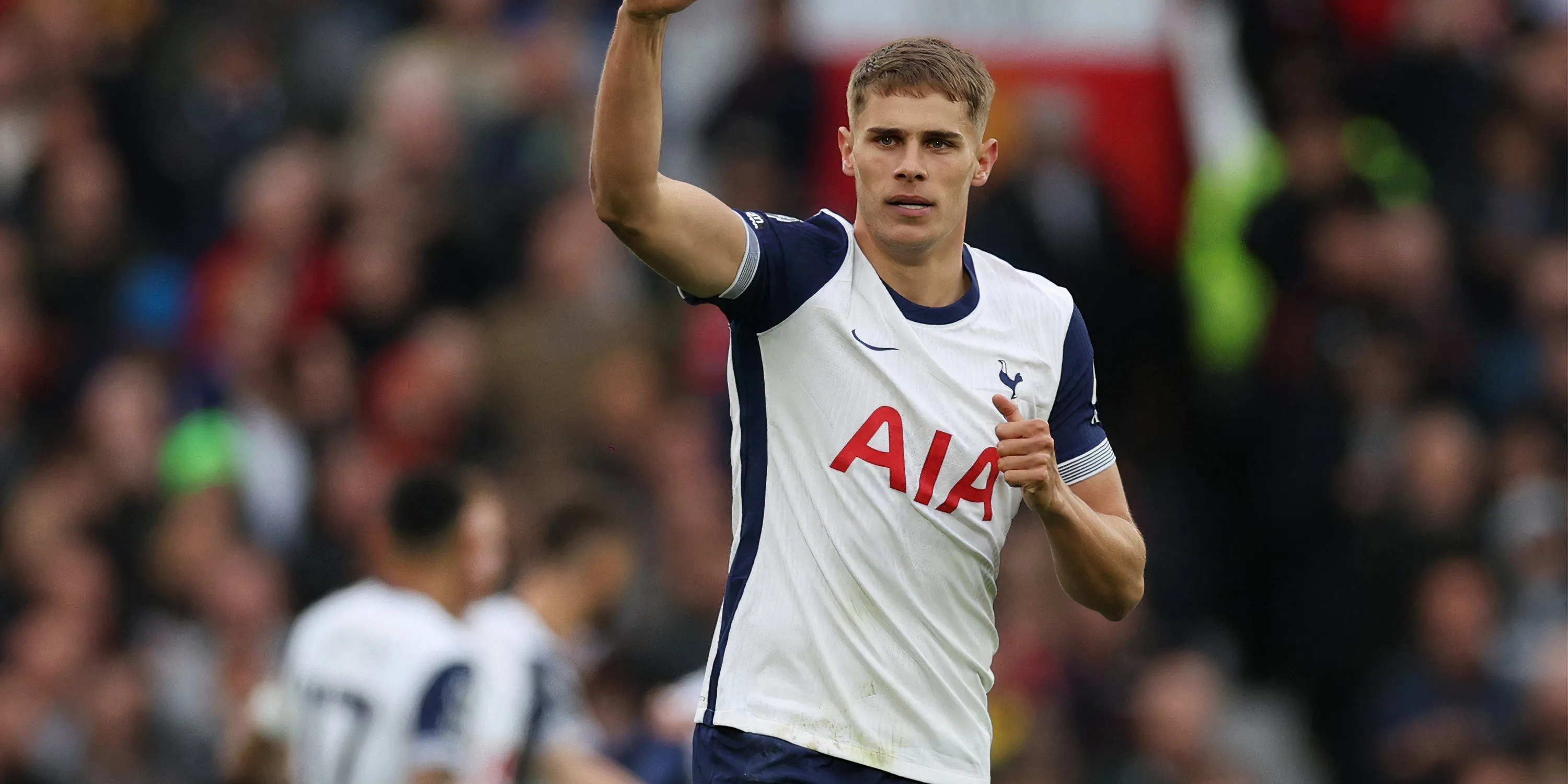 Hậu vệ Micky van de Ven của Tottenham trên sân