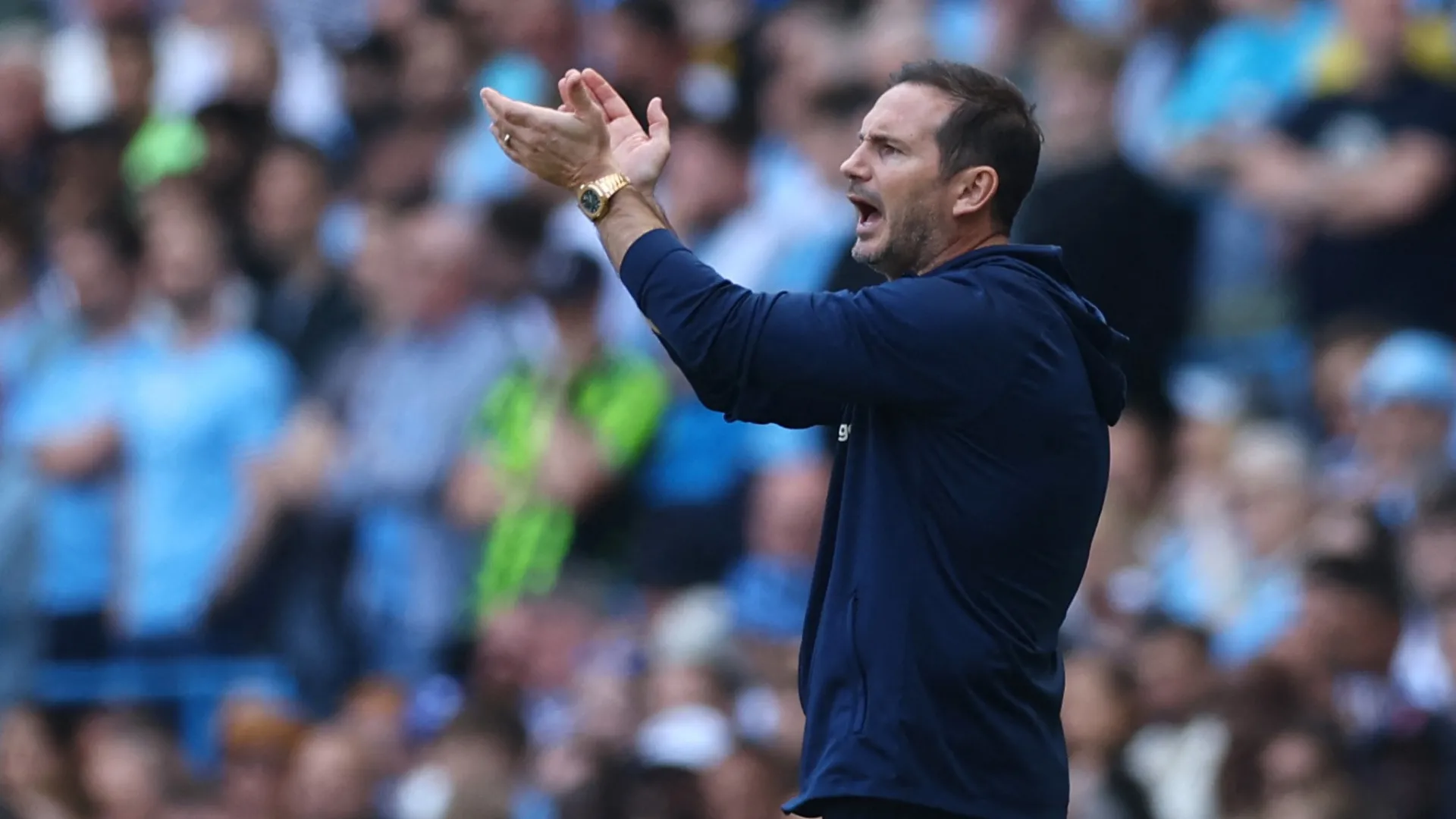 HLV Frank Lampard chỉ đạo trận đấu của Coventry City