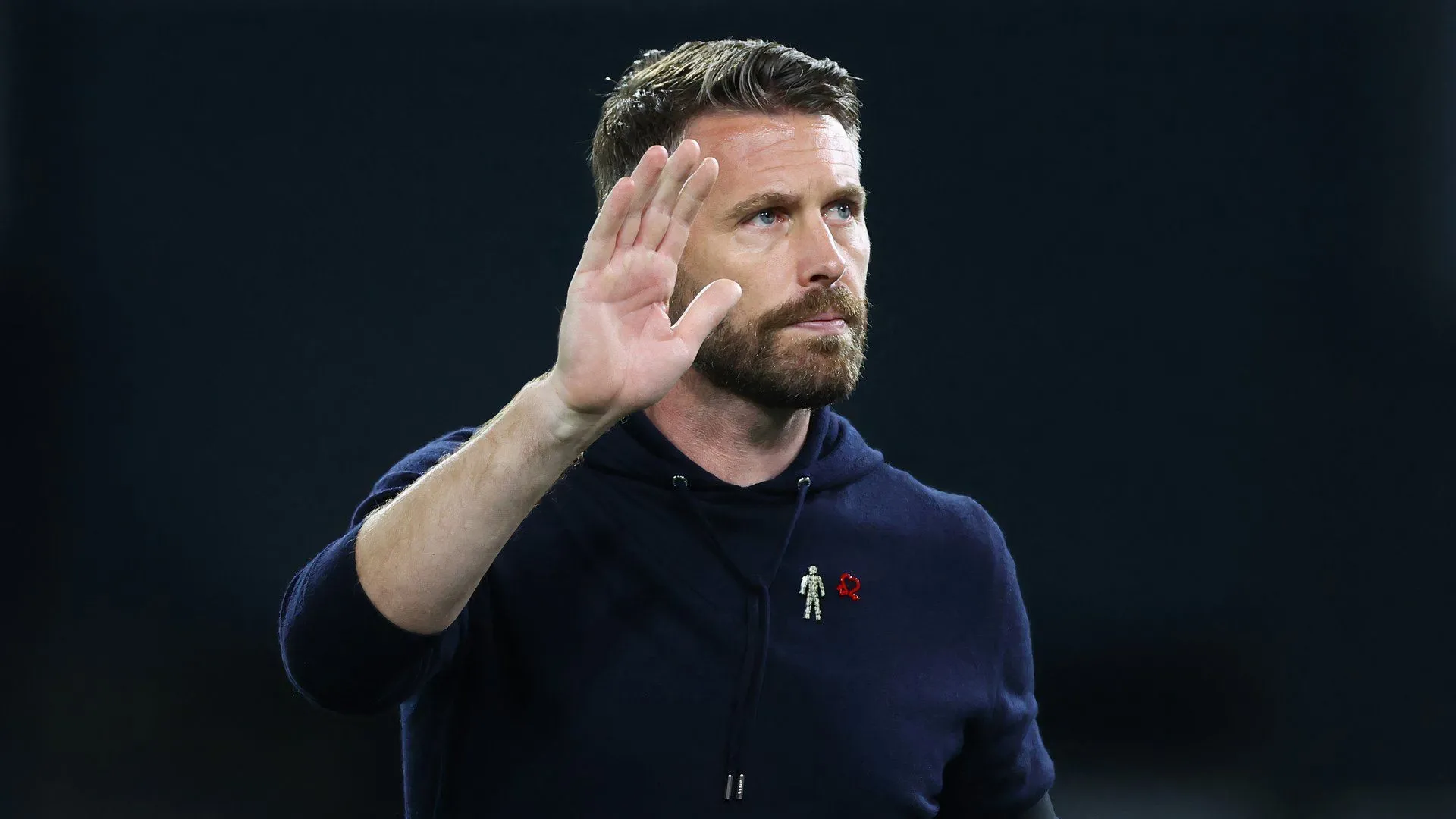 HLV Rob Edwards trong màu áo Luton Town ăn mừng thăng hạng